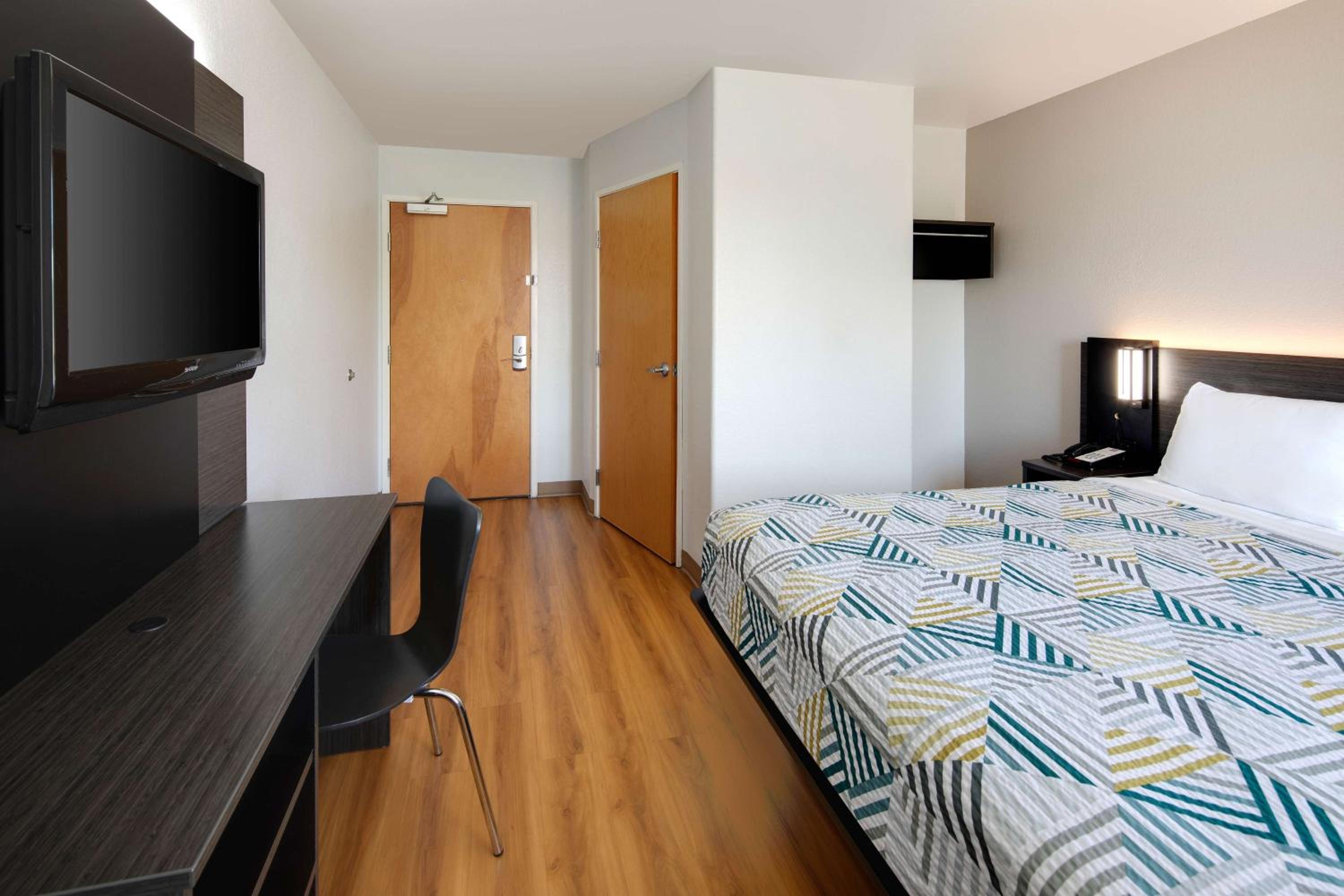 King Room - Non-Smoking - Photo 2