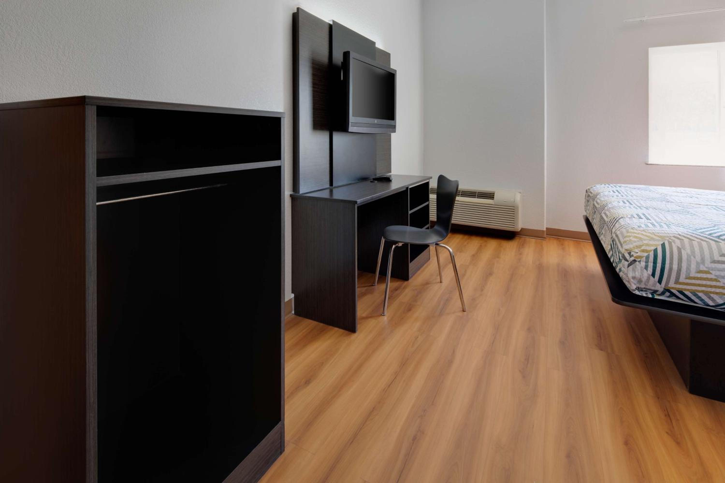 King Room - Disability Access - Non-Smoking - Photo 3