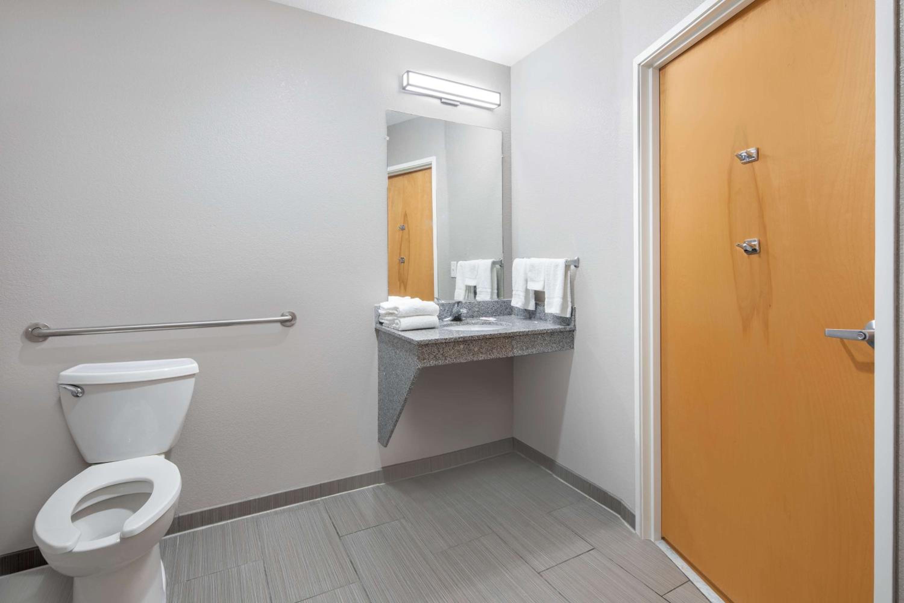 King Room - Disability Access - Non-Smoking - Photo 4