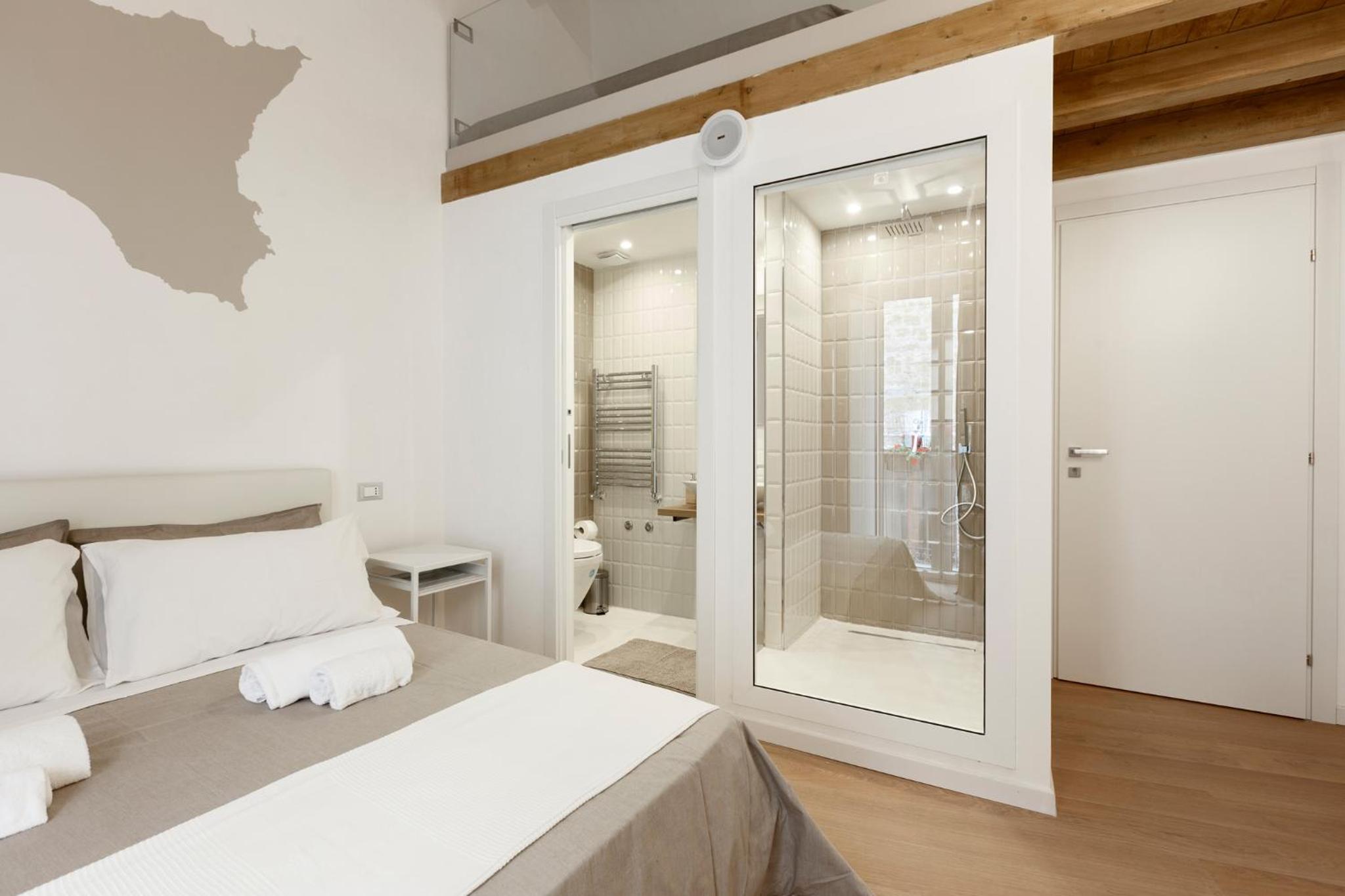 Deluxe King Room photo 1