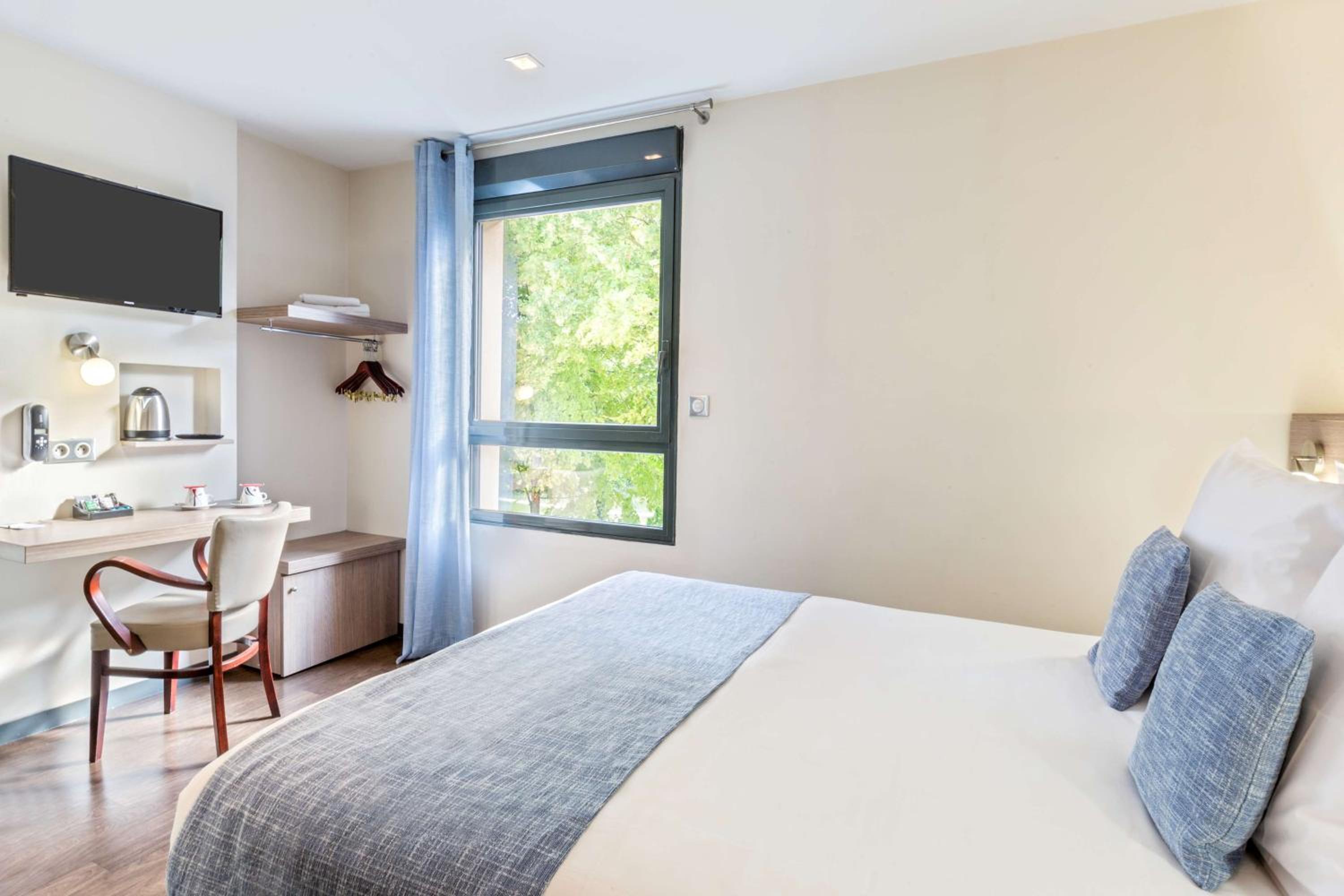 Comfort Queen Room - Photo 15