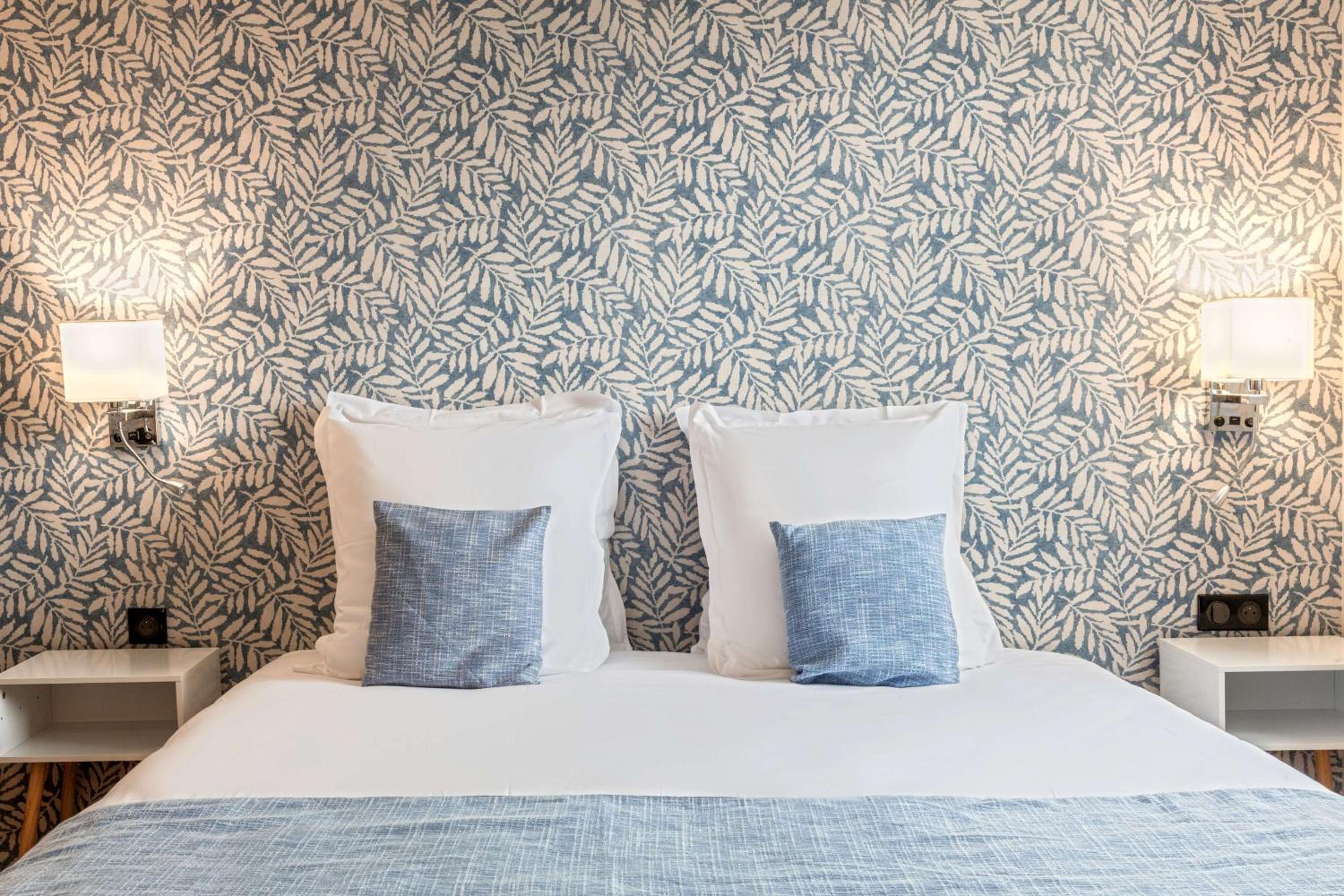Comfort Queen Room - Photo 14