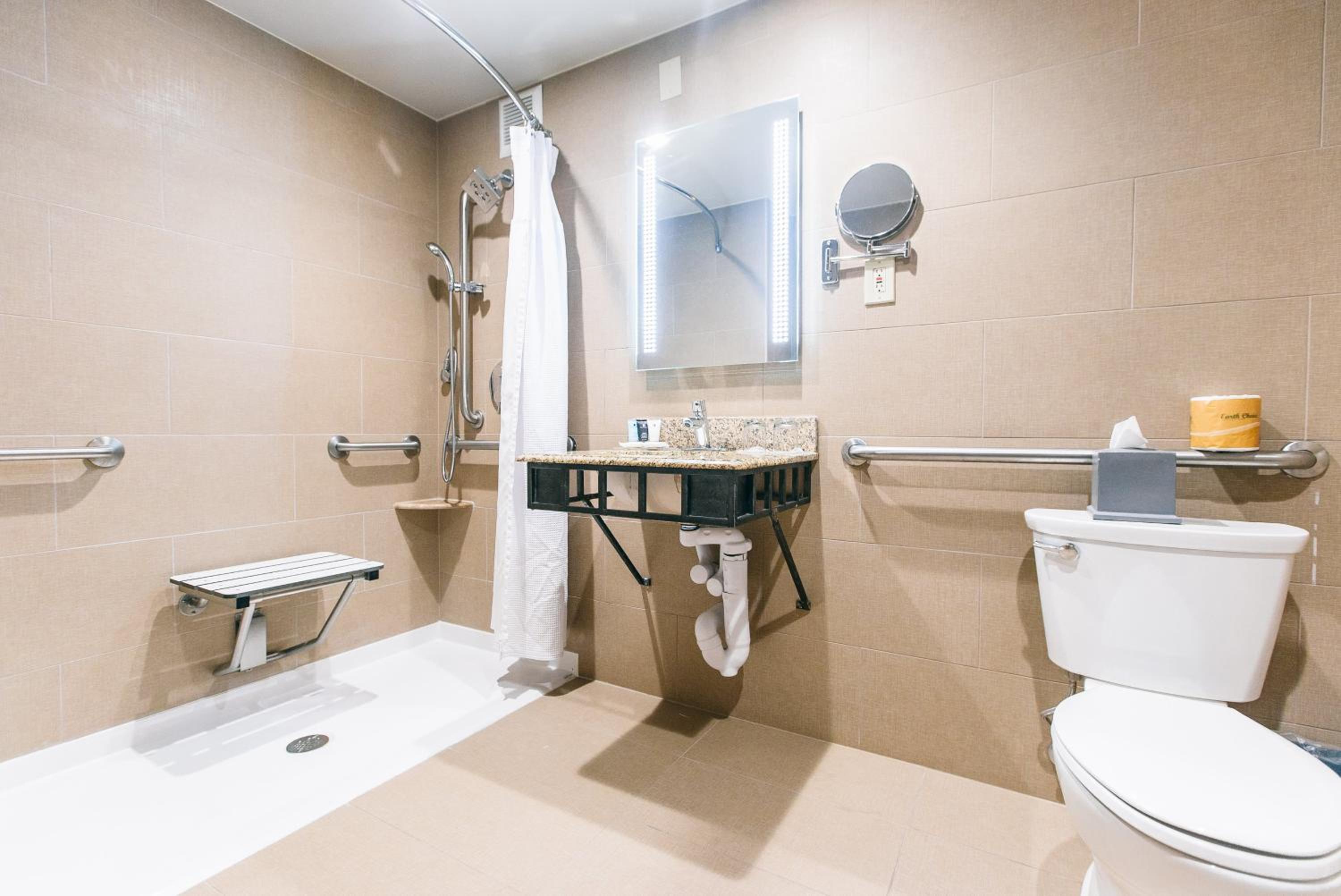 Standard Queen Room with Communications Accessible Roll-In Shower - Photo 2