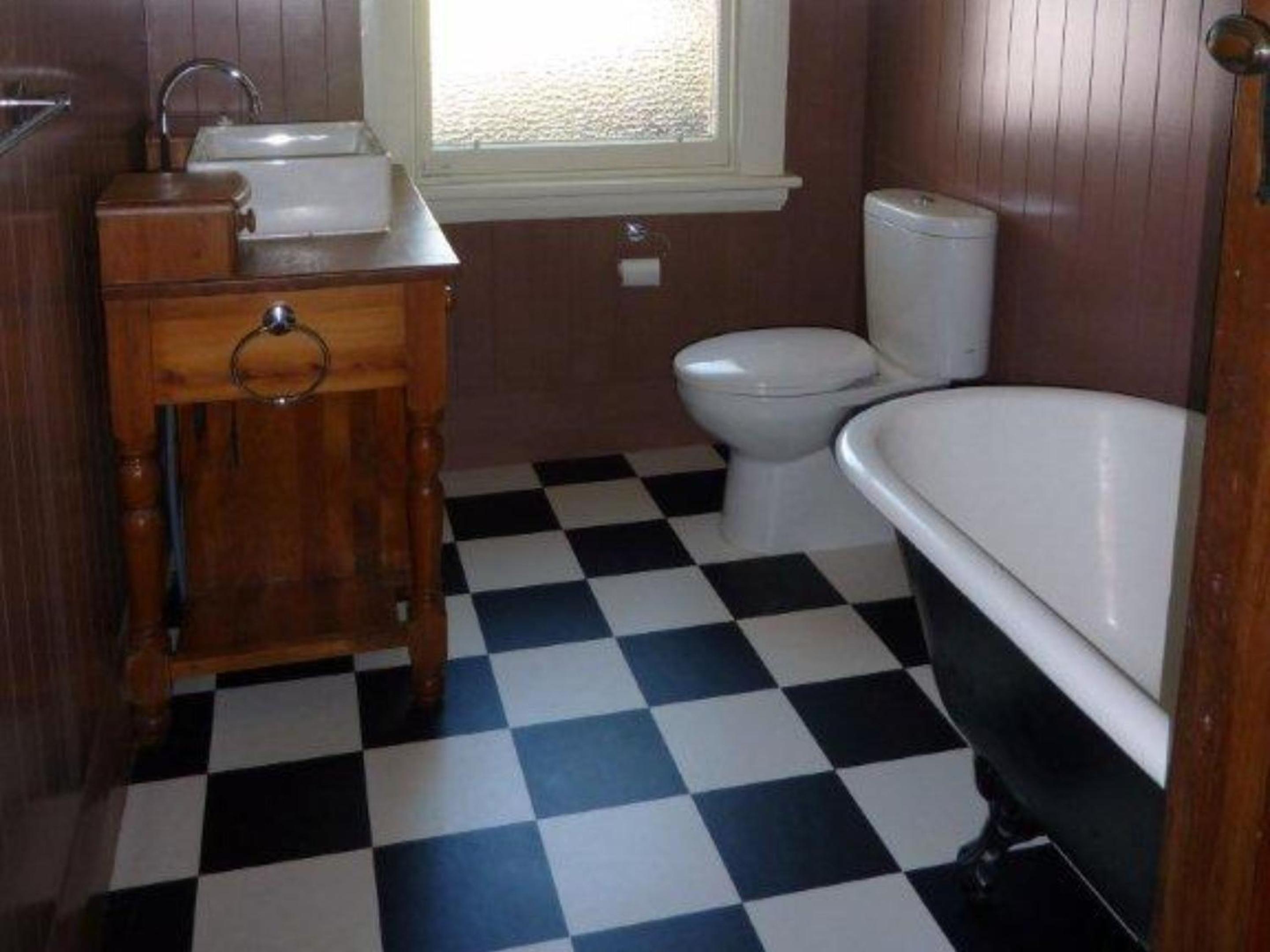 Five-Bedroom House - Photo 3