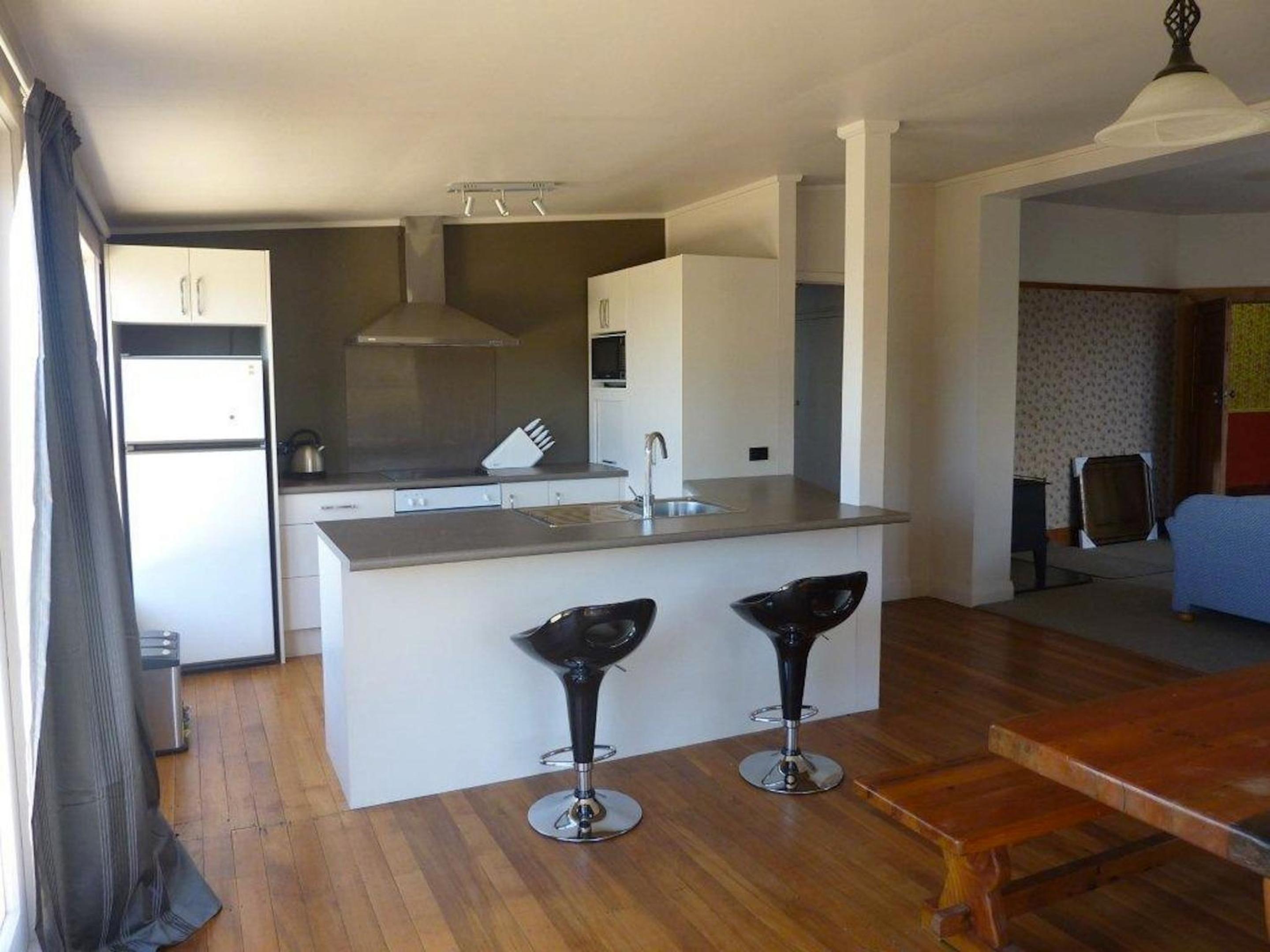 Five-Bedroom House - Photo 5