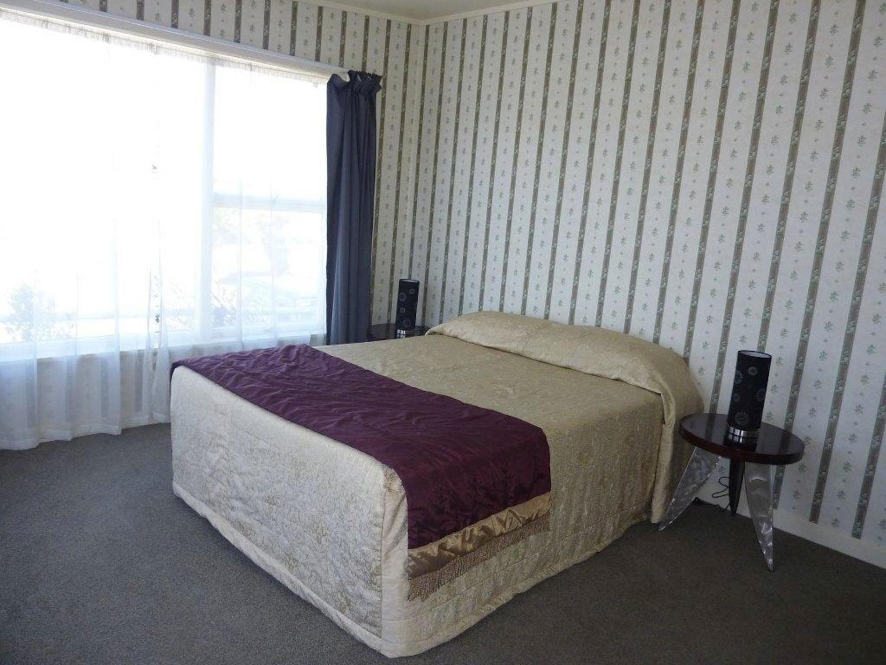Five-Bedroom House - Photo 4