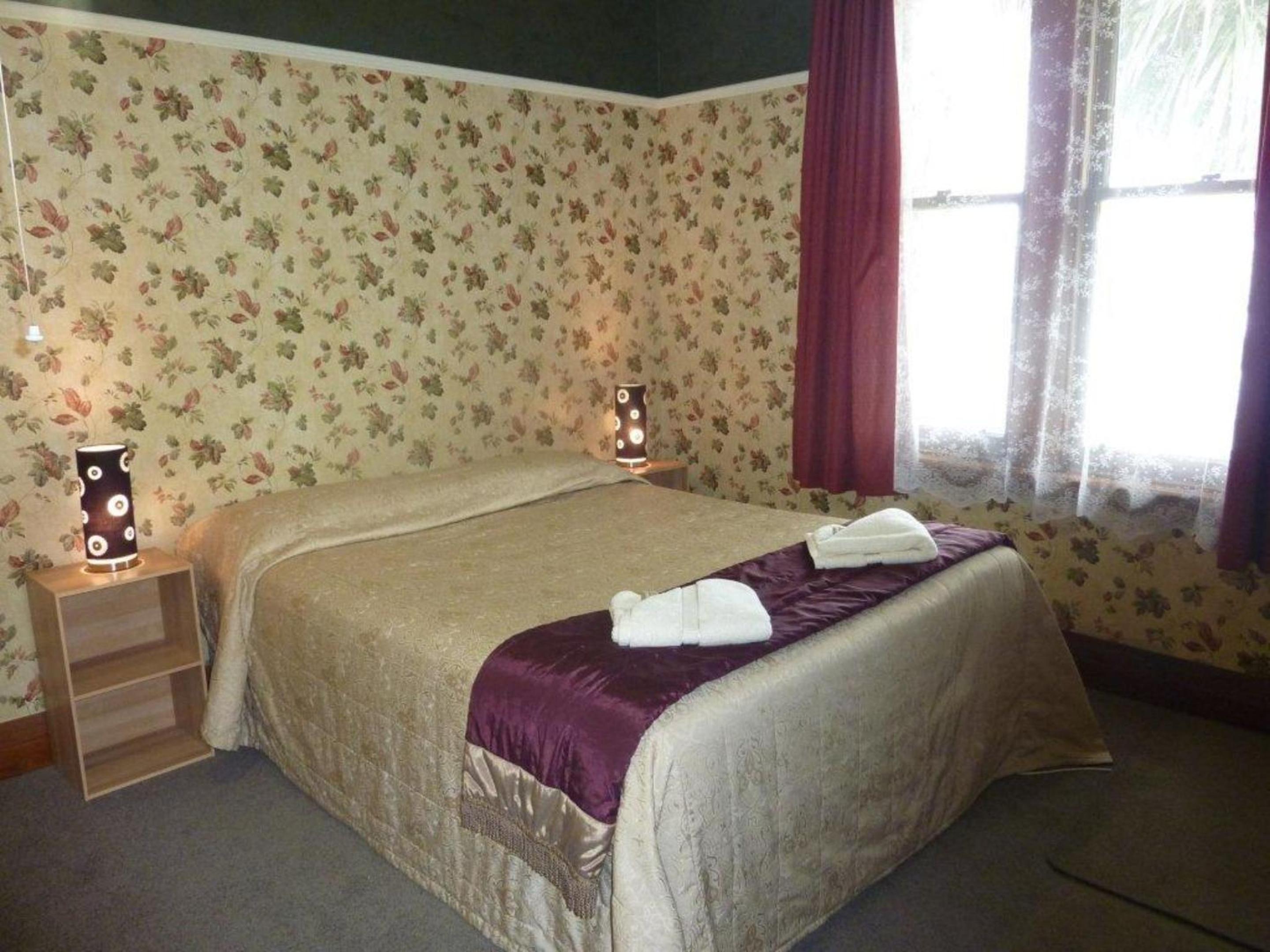 Five-Bedroom House - Photo 2