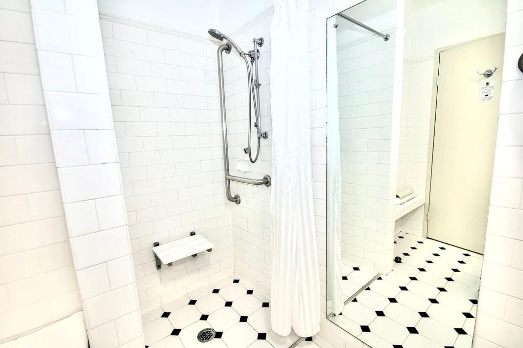 King Room with Roll-In Shower - Disability Access photo 3