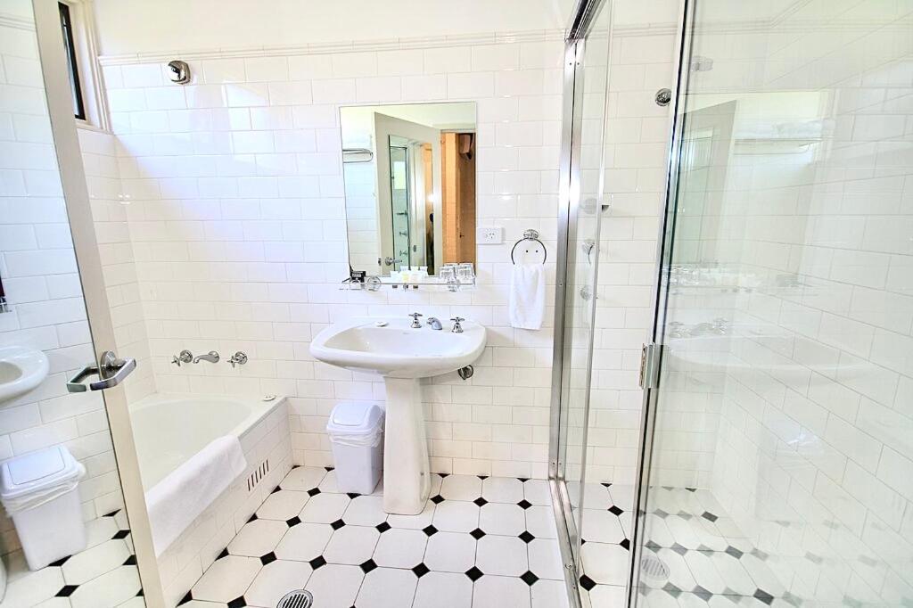 Deluxe King Suite photo 3
