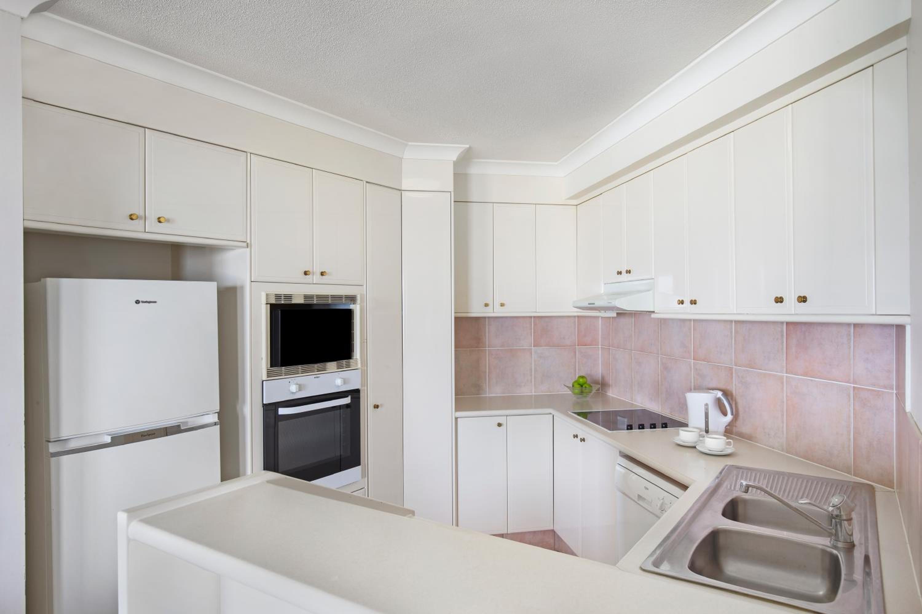 One-Bedroom Suite - Photo 6