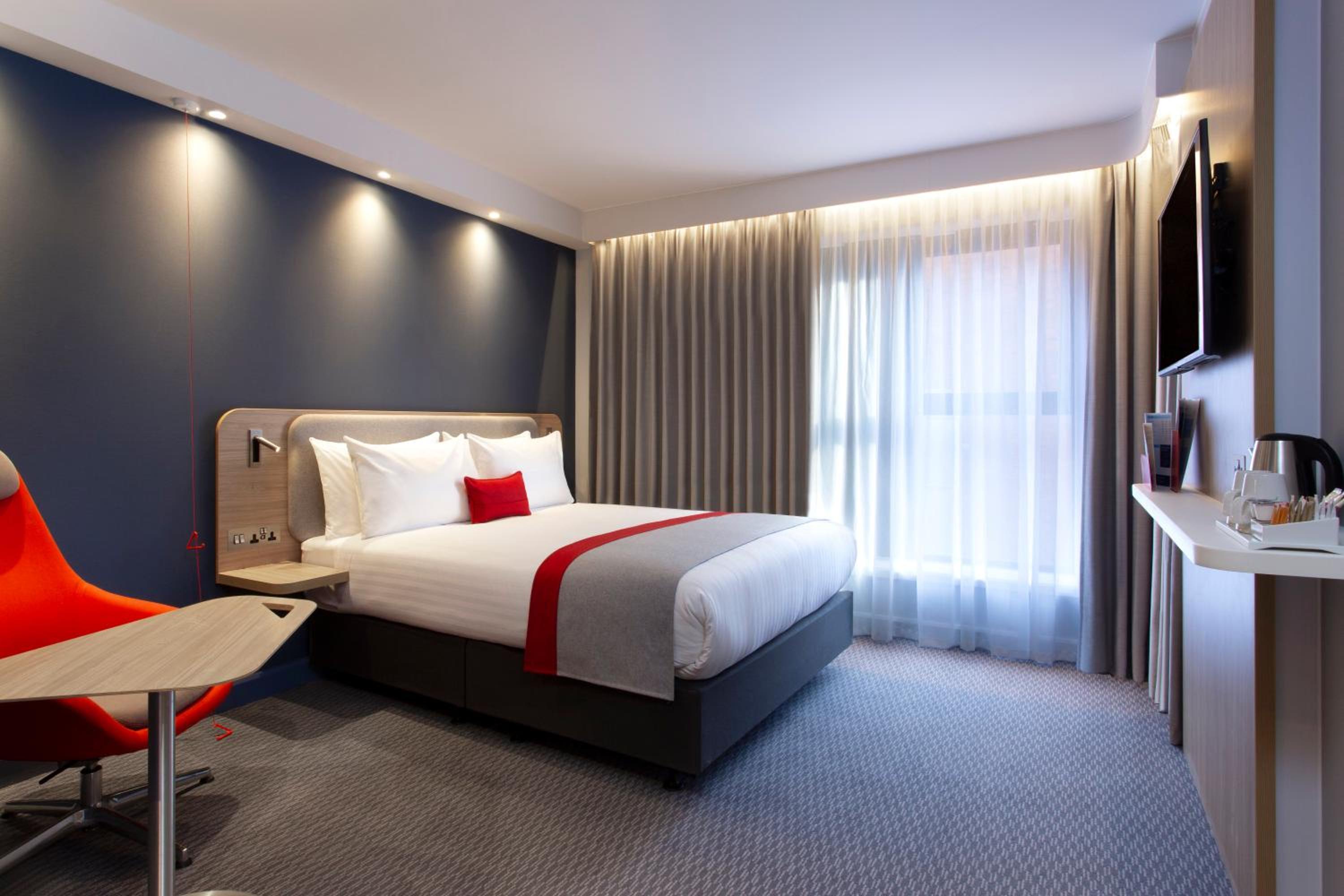 Double Room with Free Hot Breakfast - Accessible photo 2