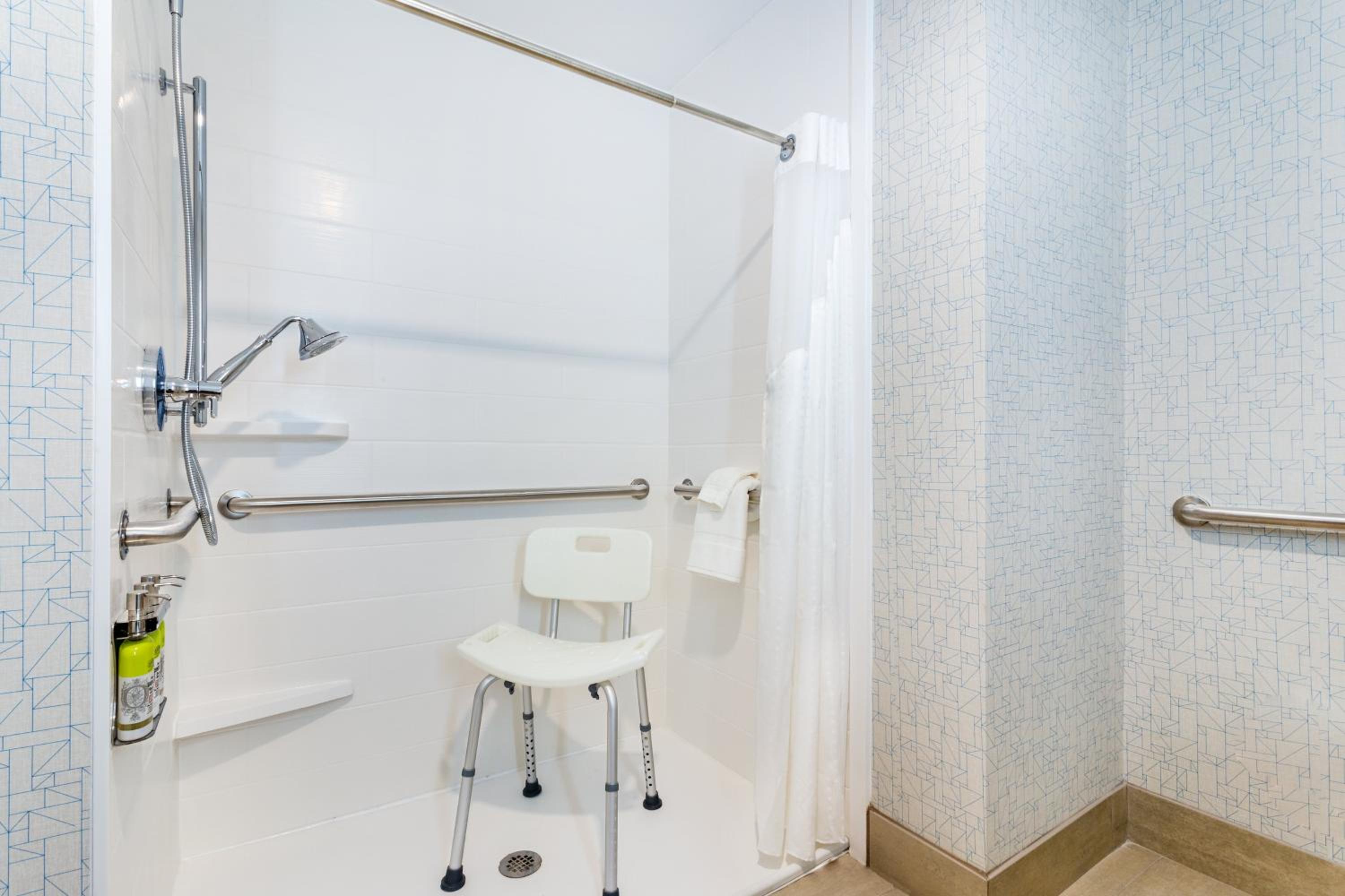 Standard King Room with Roll-in Shower - Mobility Accessible - Photo 3