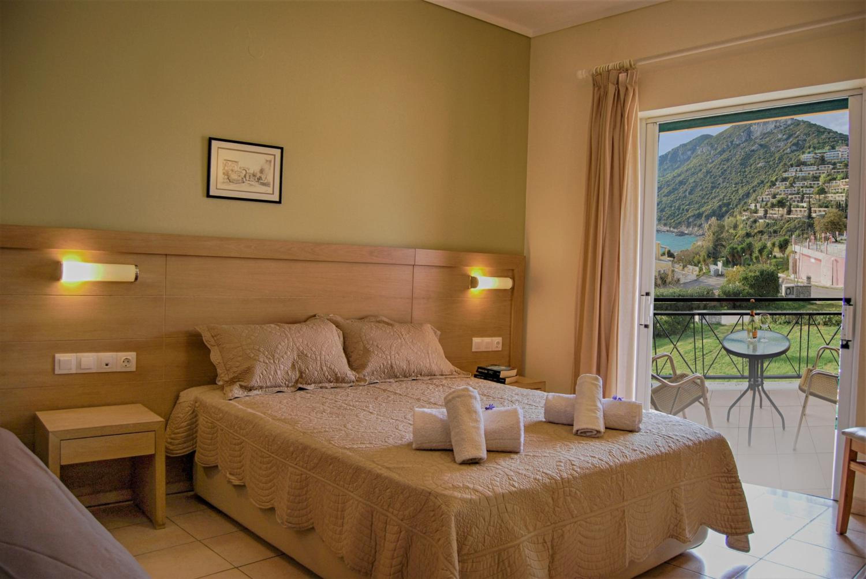 Economy Double Room with Partial Sea View photo 2