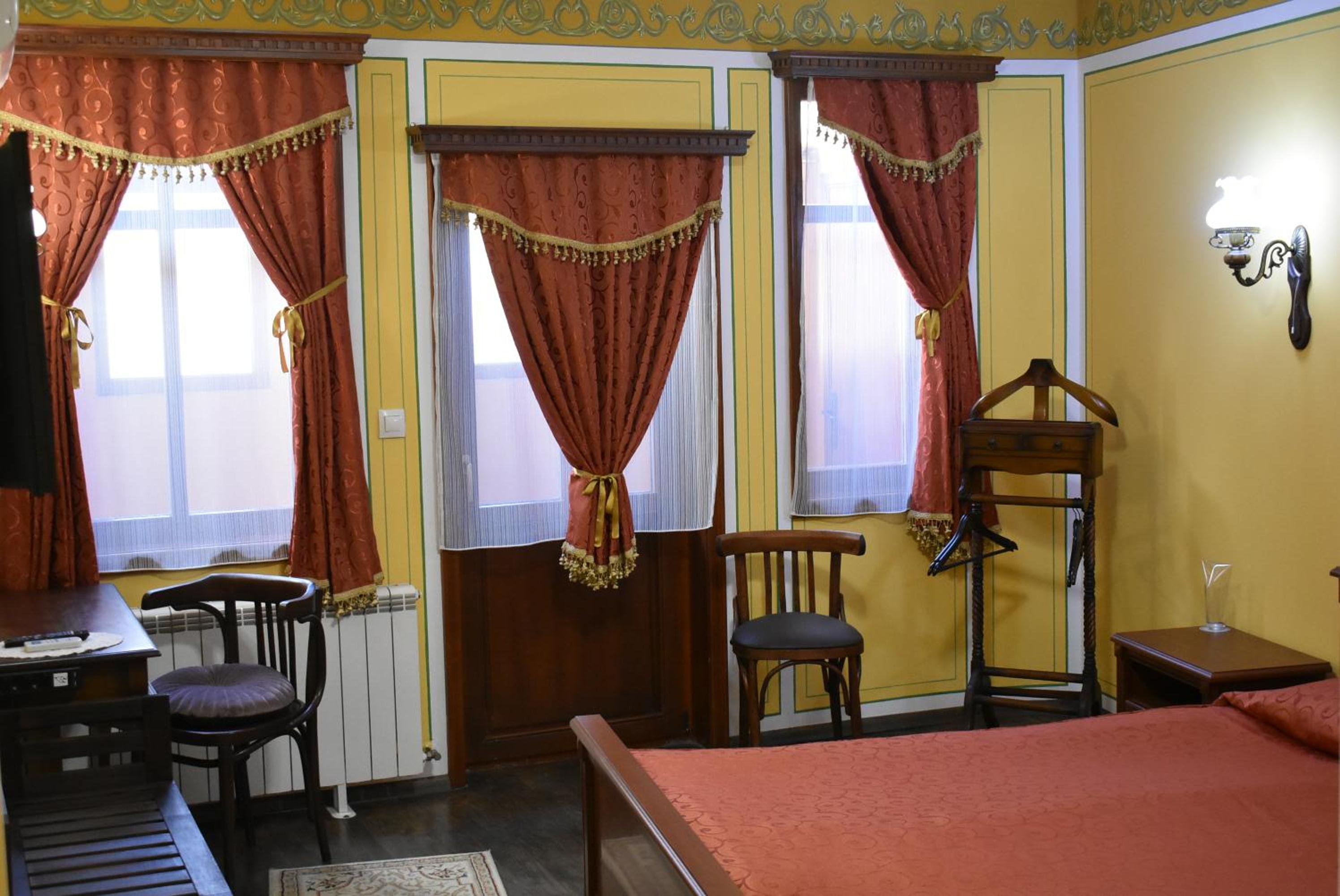 Standard Queen Room photo 3