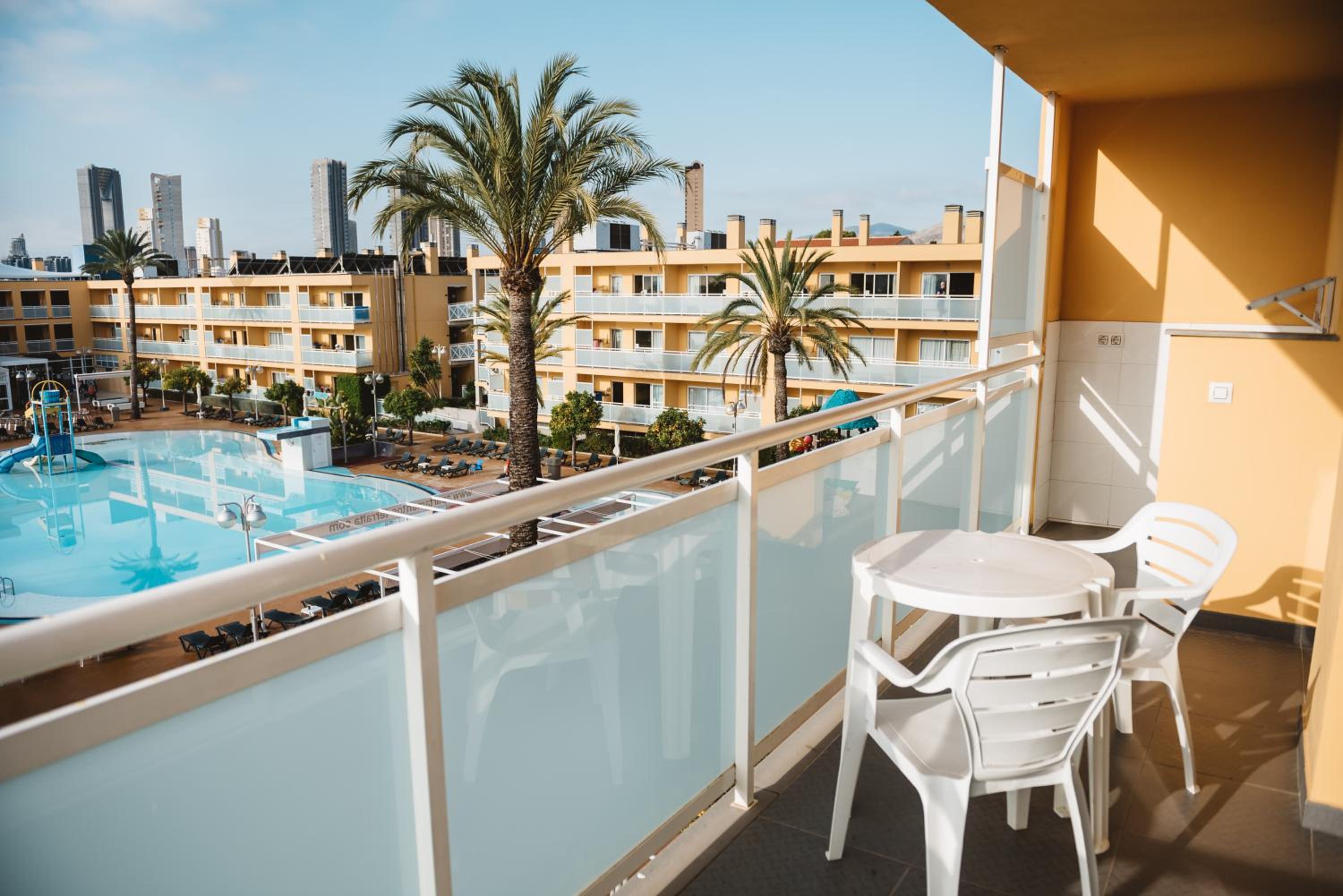 Apartment with Pool View 