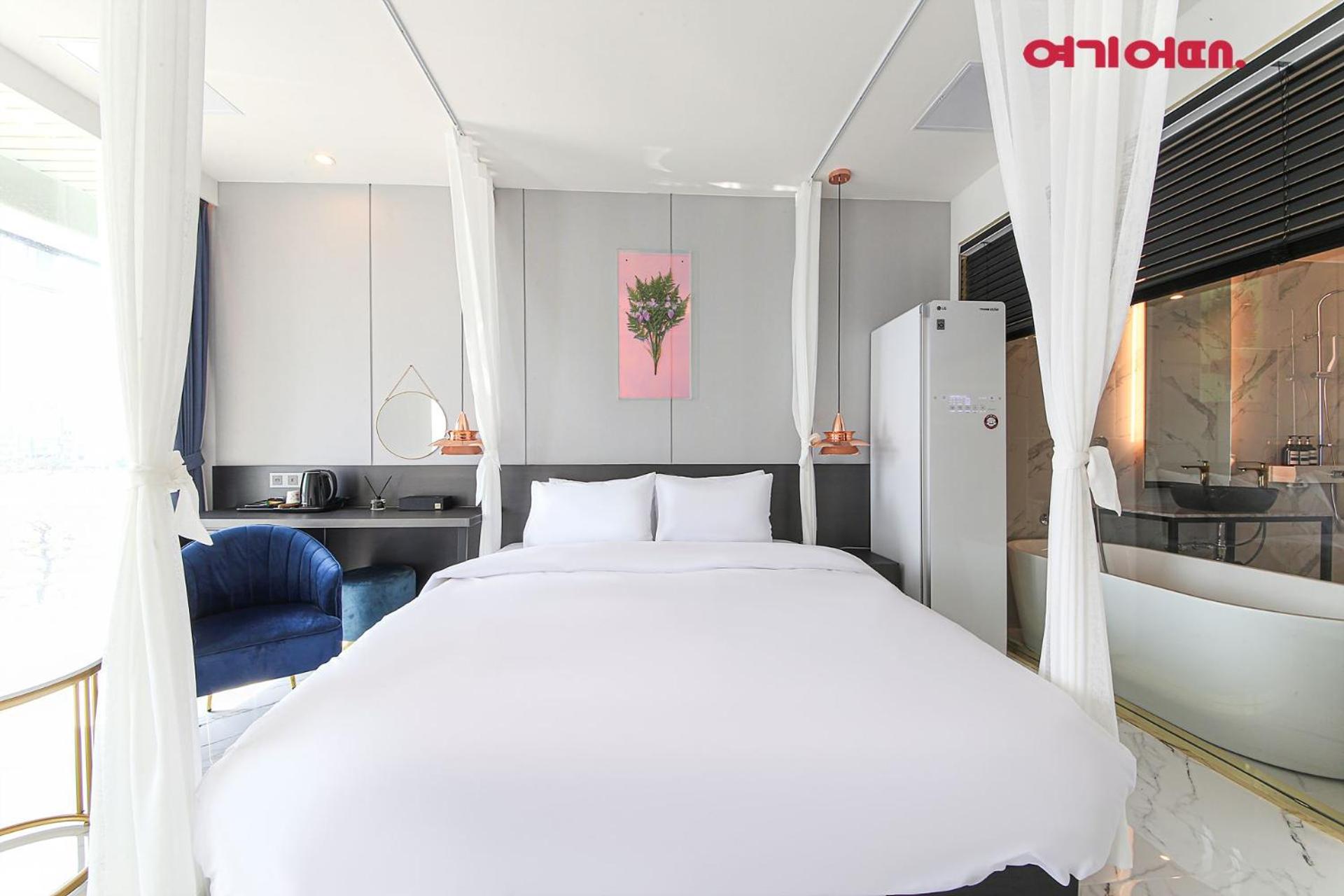 Deluxe Double Room with Sea View - Photo 4