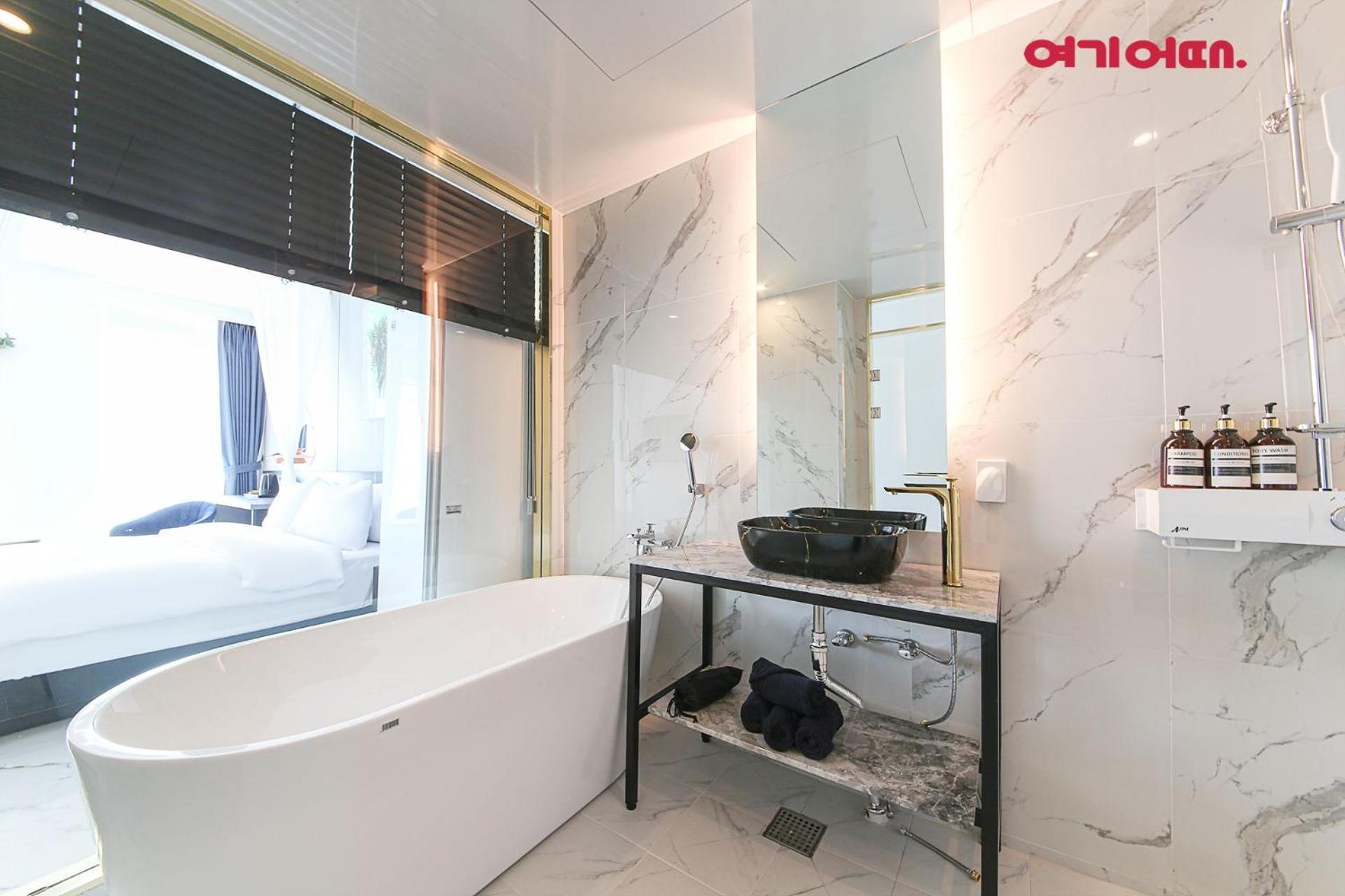 Deluxe Double Room with Sea View - Photo 6