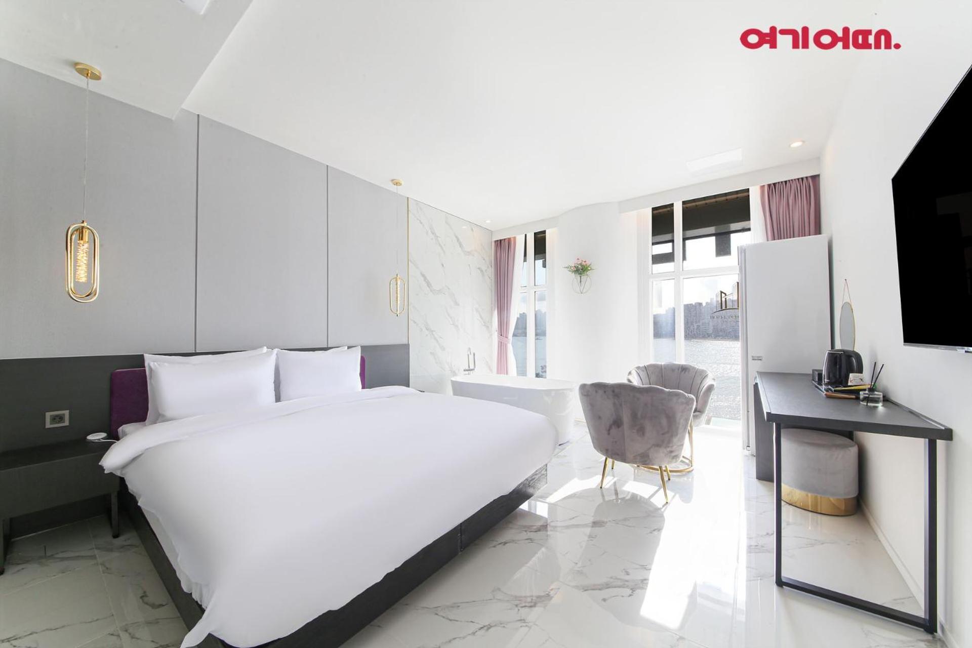 Deluxe Double Room with Sea View - Photo 7