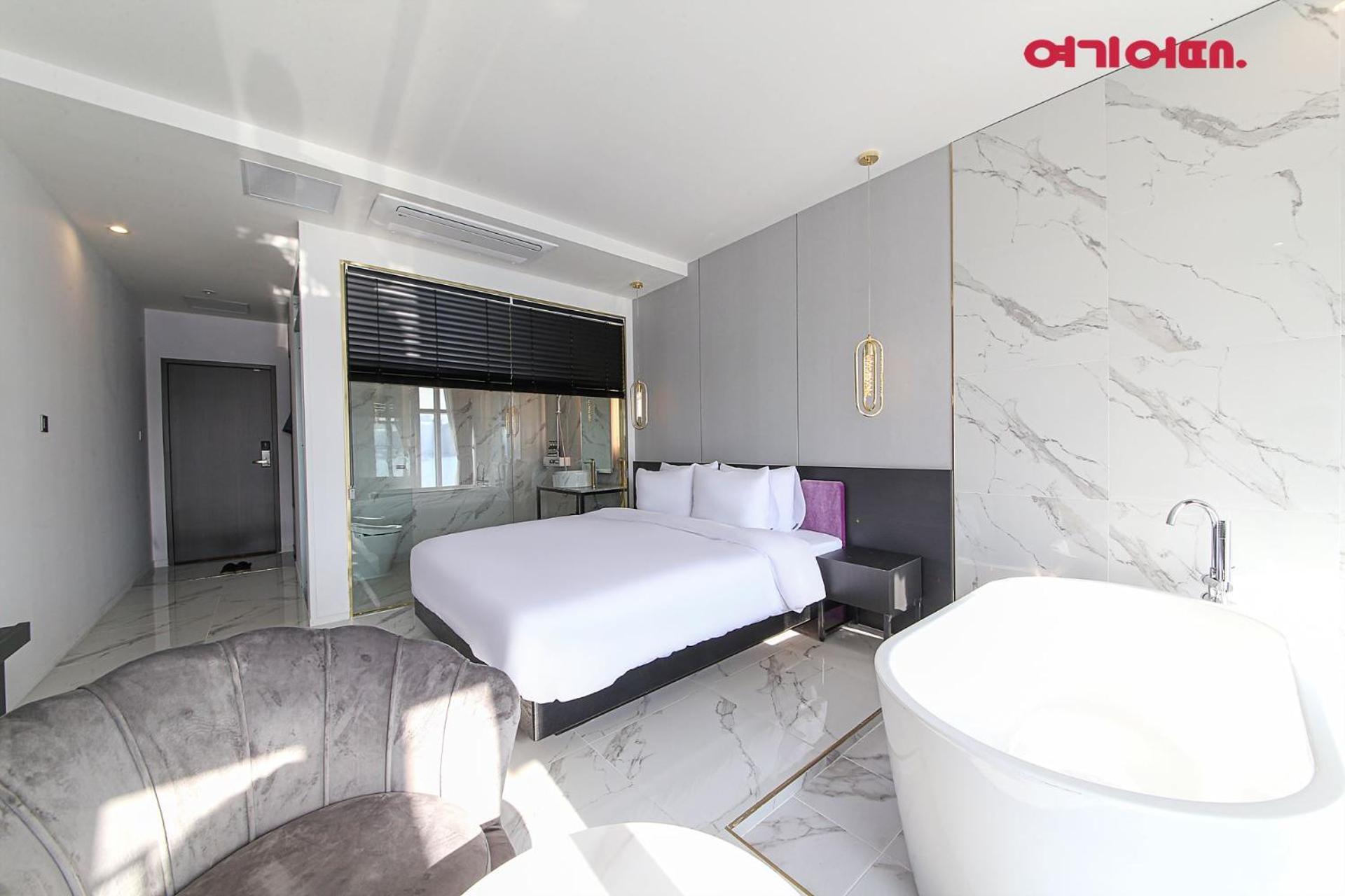 Deluxe Double Room with Sea View - Photo 8