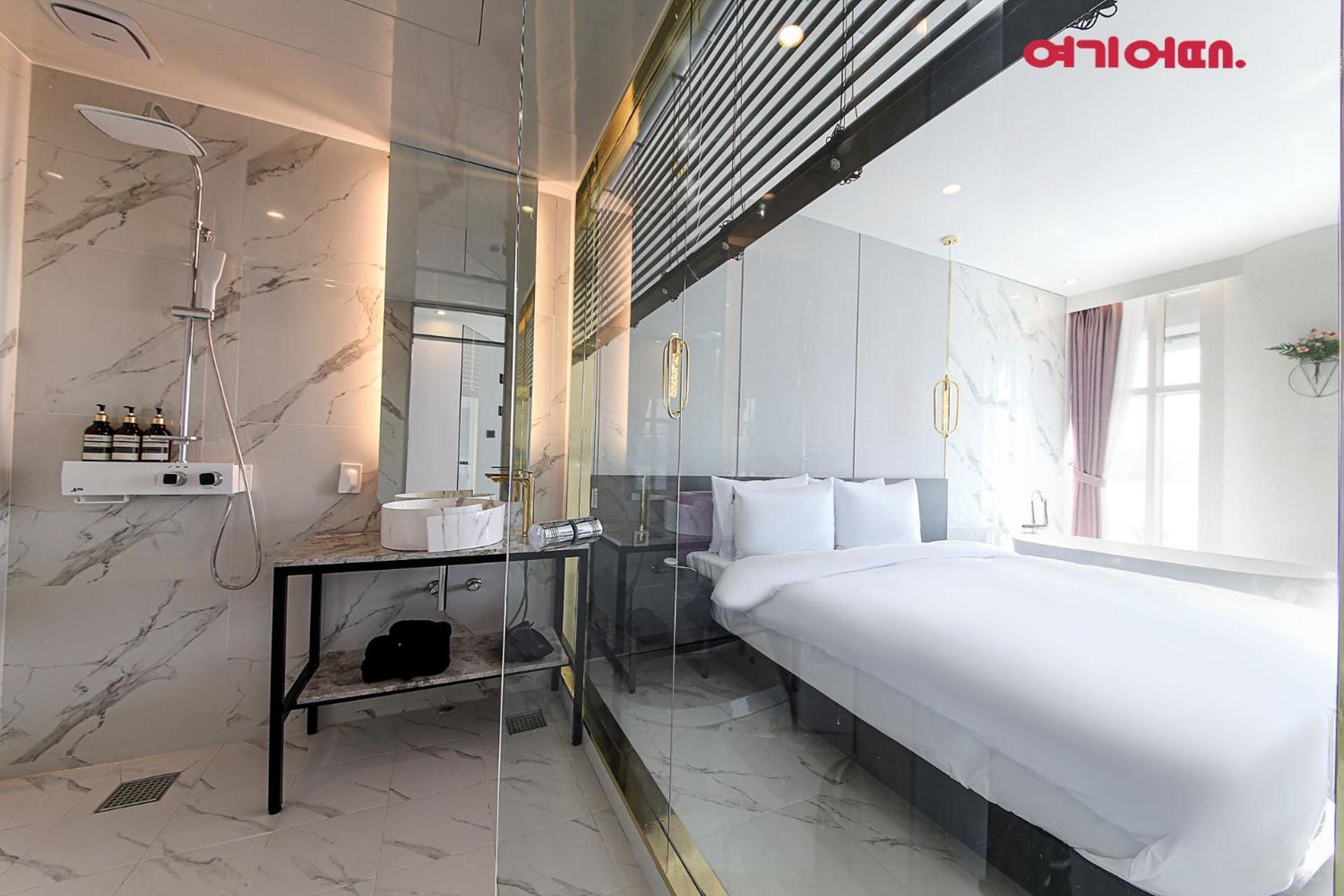 Deluxe Double Room with Sea View - Photo 2