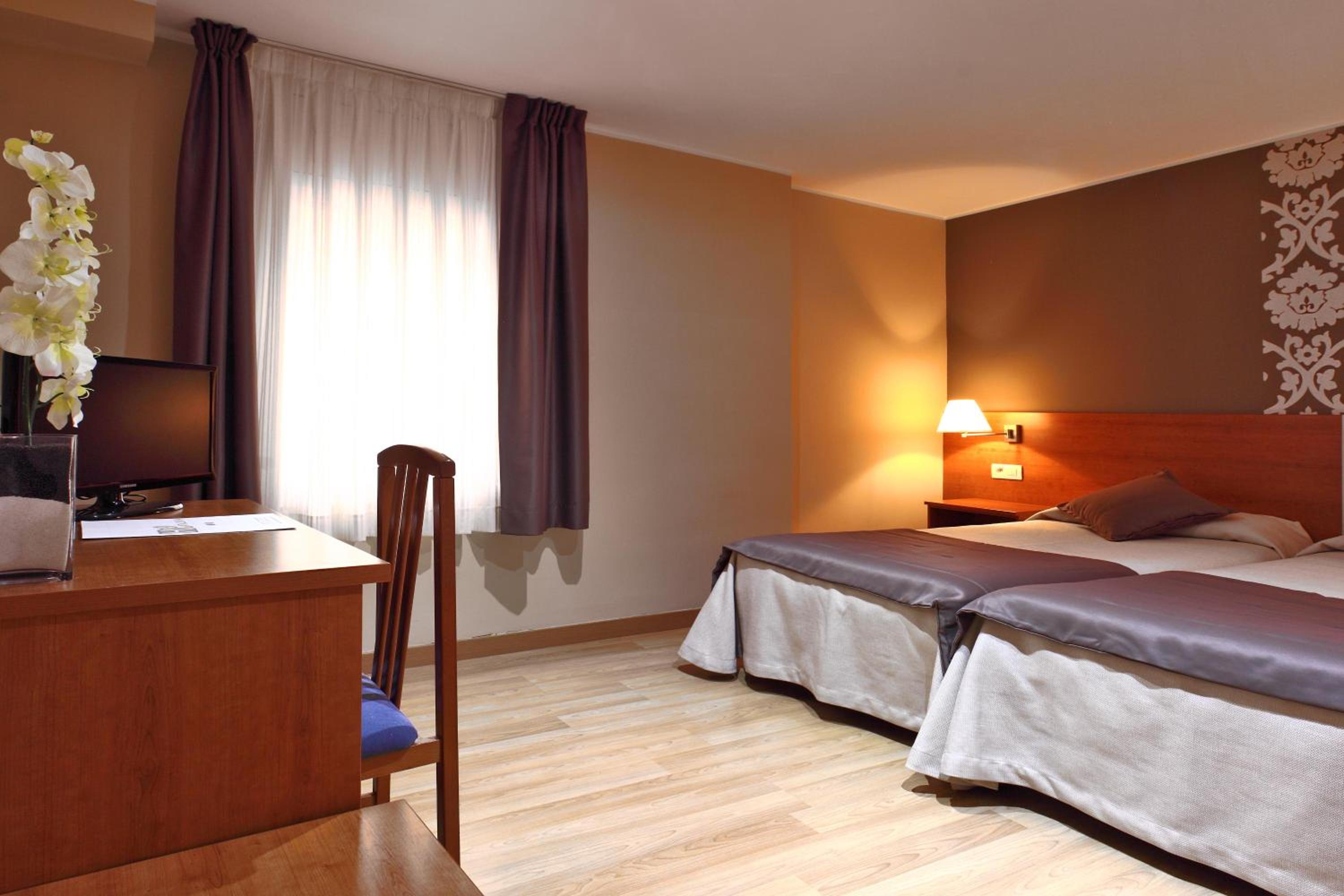 Double or Twin Room thumbnail 5