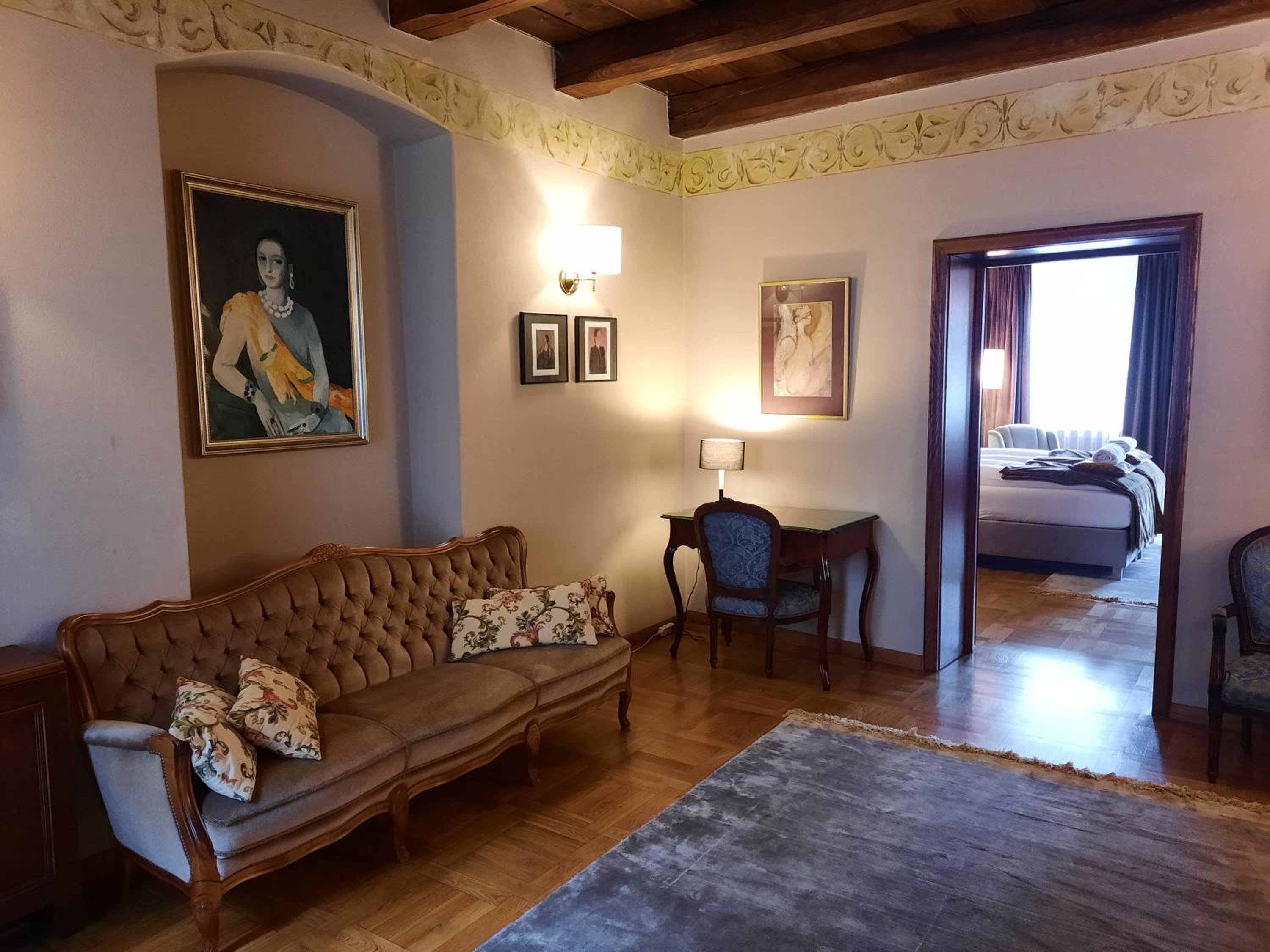 Suite - Photo 3