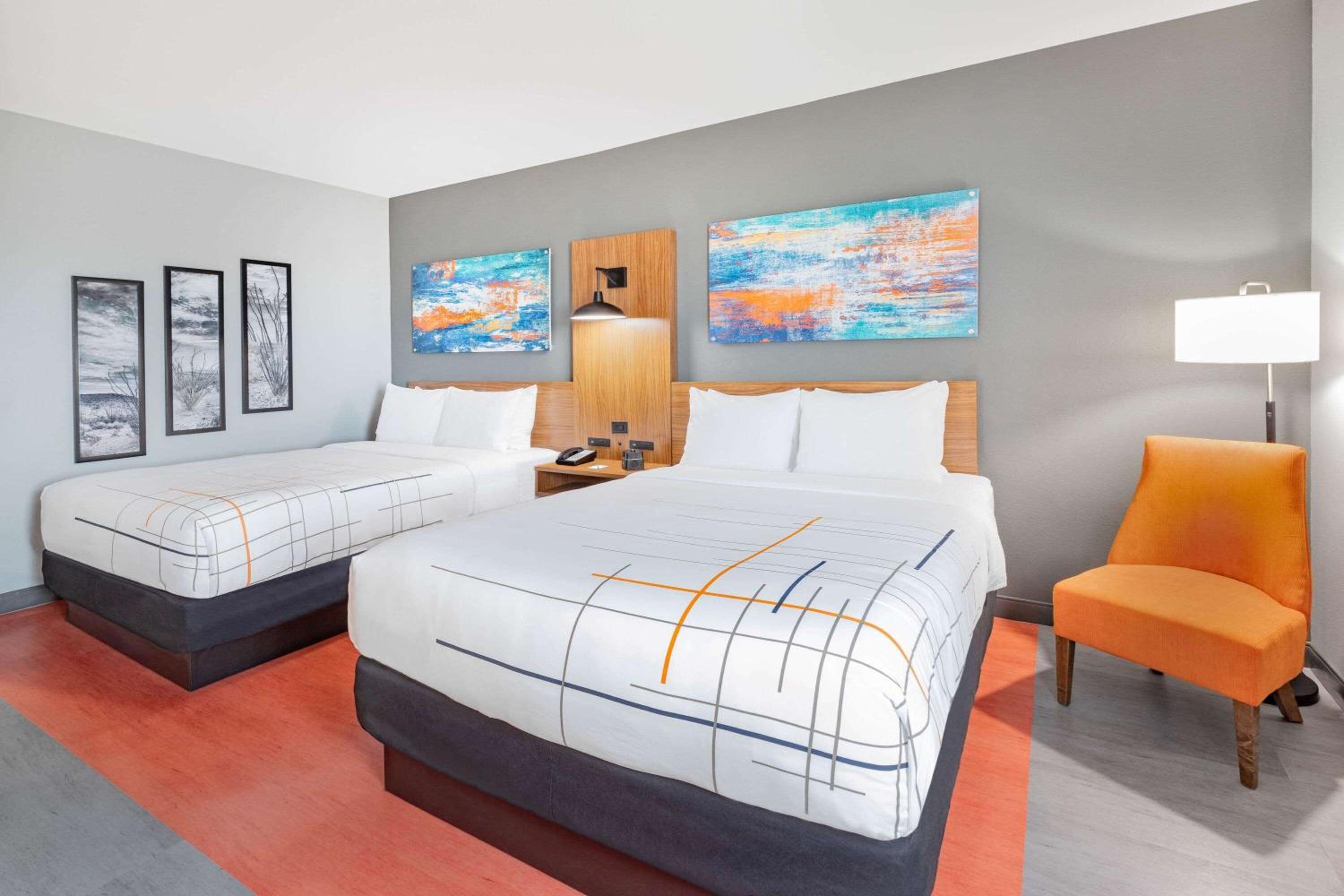 Queen Room with Two Queen Beds and Bath Tub - Mobility/Hearing Access - Non-Smoking - Photo 2
