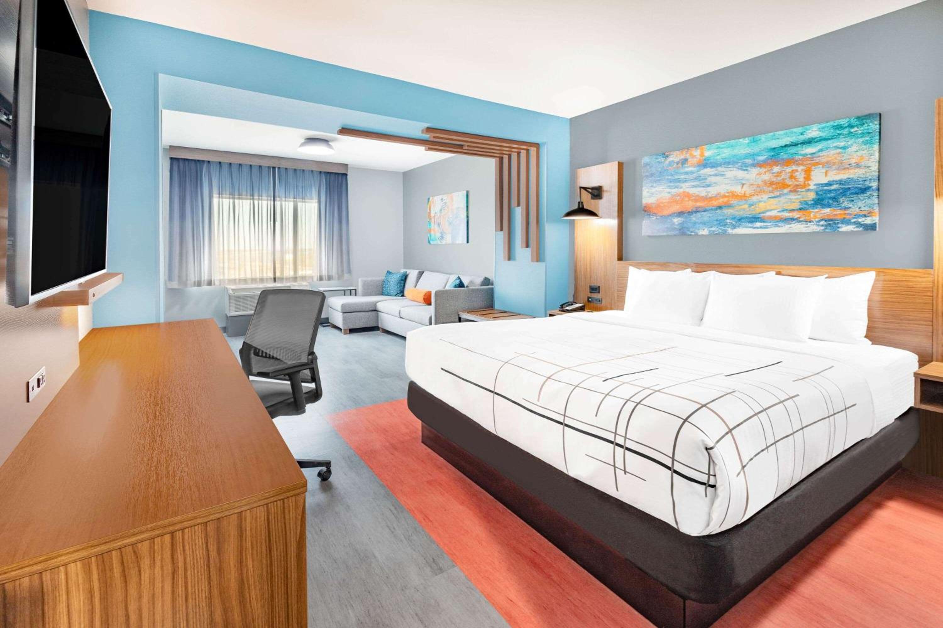 King Suite - Non-Smoking - Photo 2