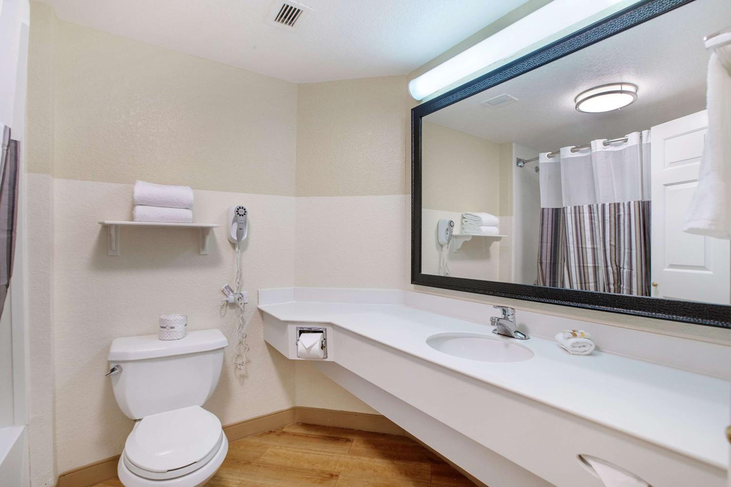 King Room - Non-Smoking - Photo 4