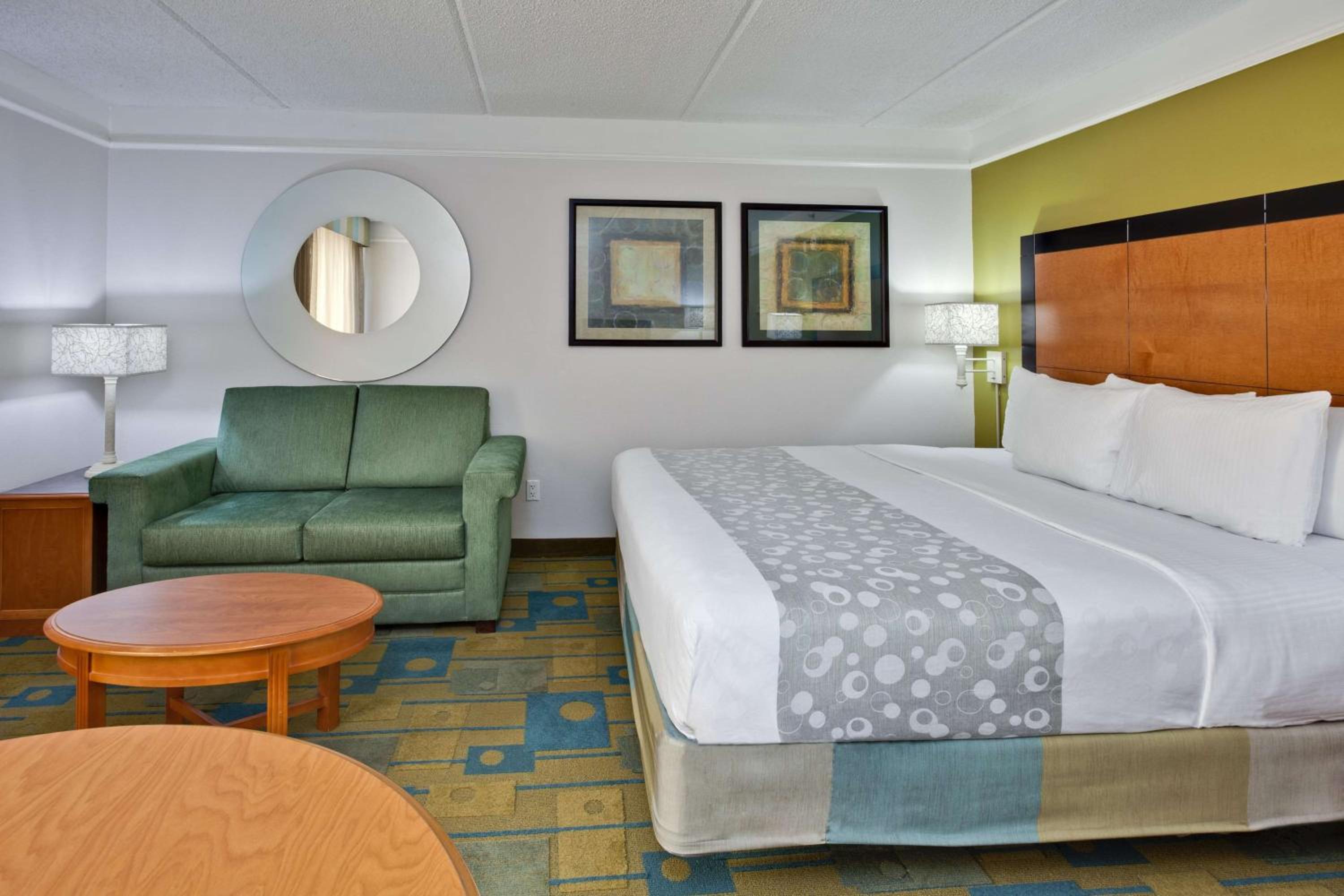 One-Bedroom King Suite - Non-Smoking - Photo 2