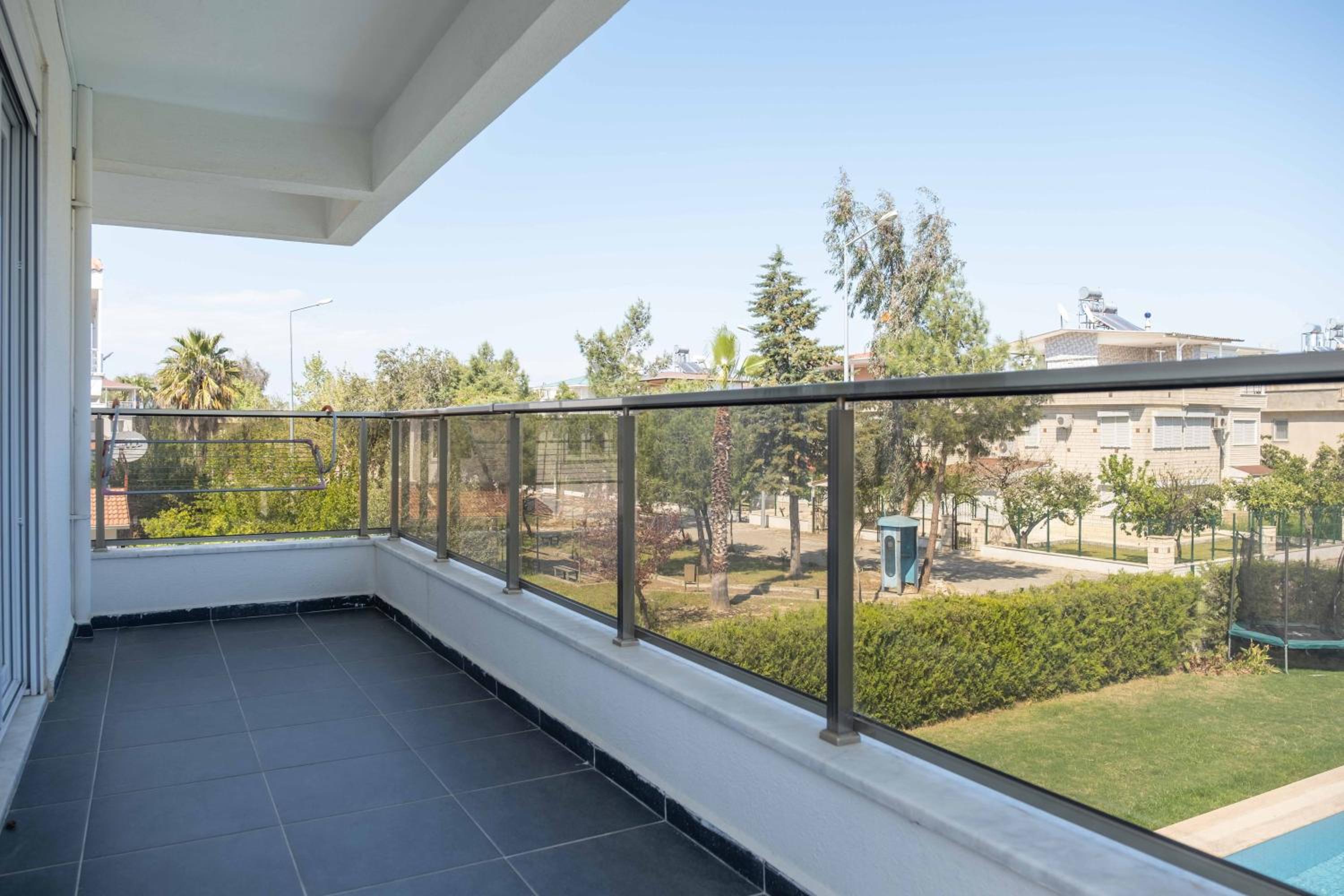Three-Bedroom Apartment with Pool View thumbnail 6