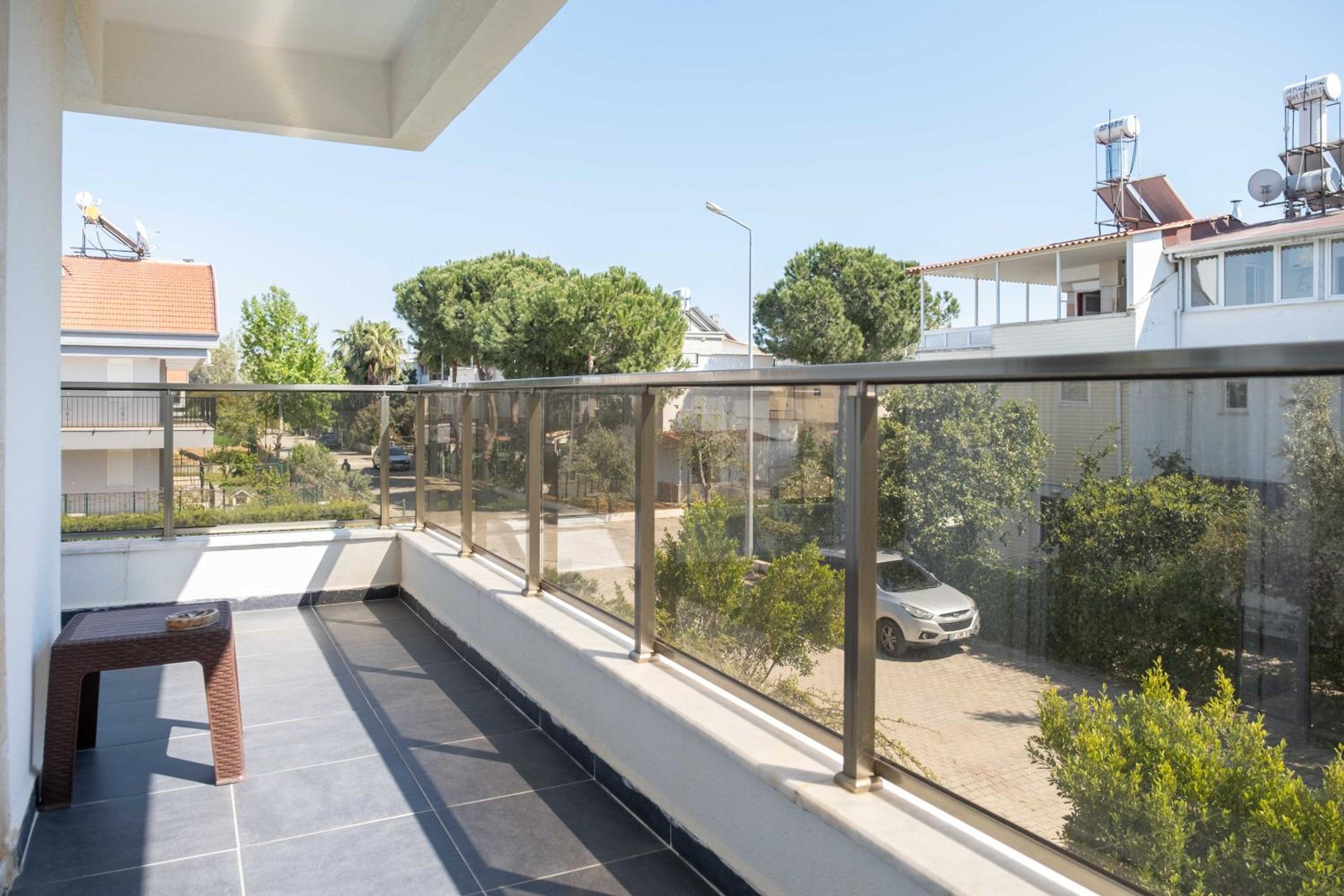 Three-Bedroom Apartment with Pool View thumbnail 5