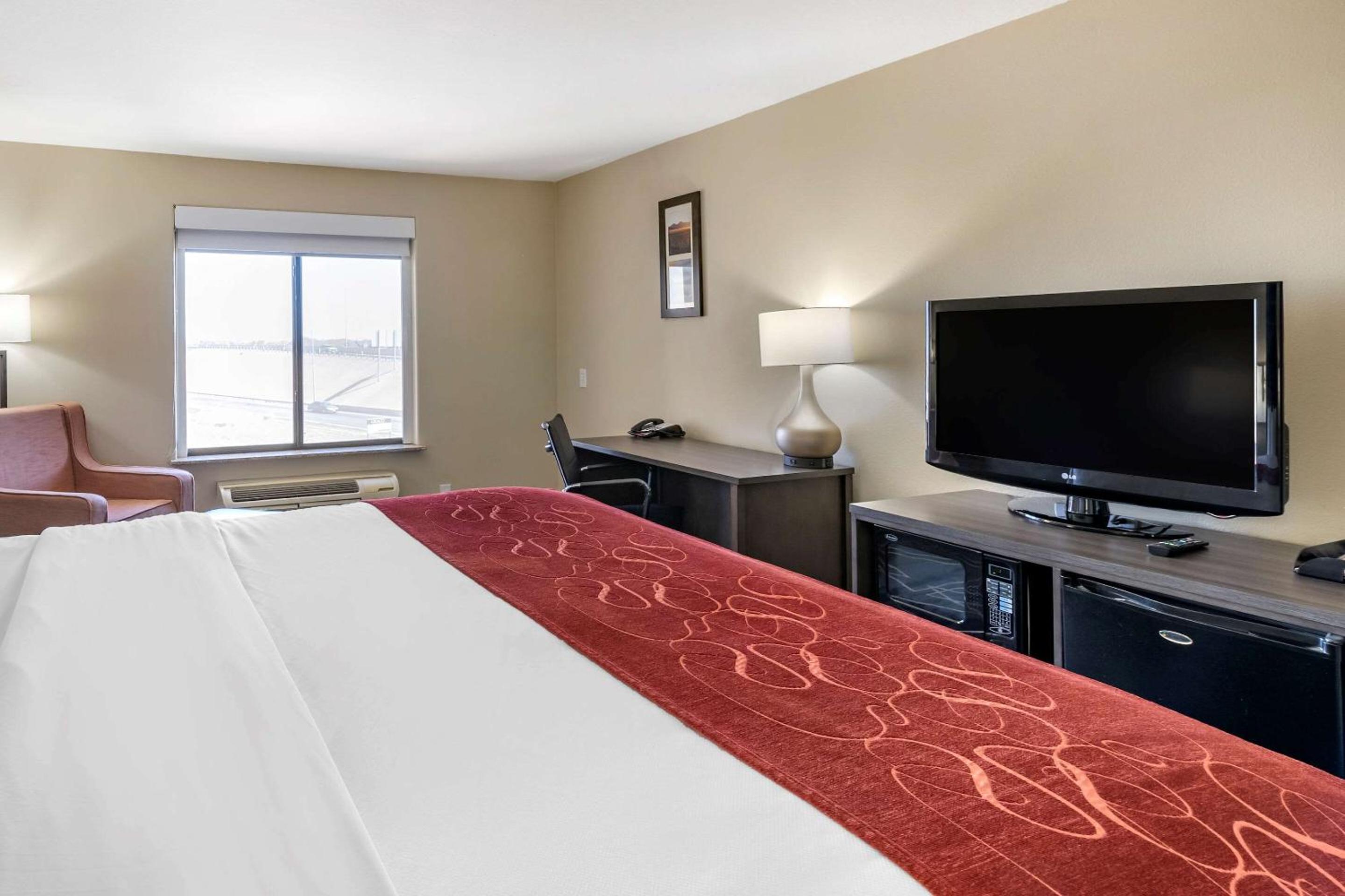 King Suite with Whirlpool Bath - Accessible/Non-Smoking photo 1