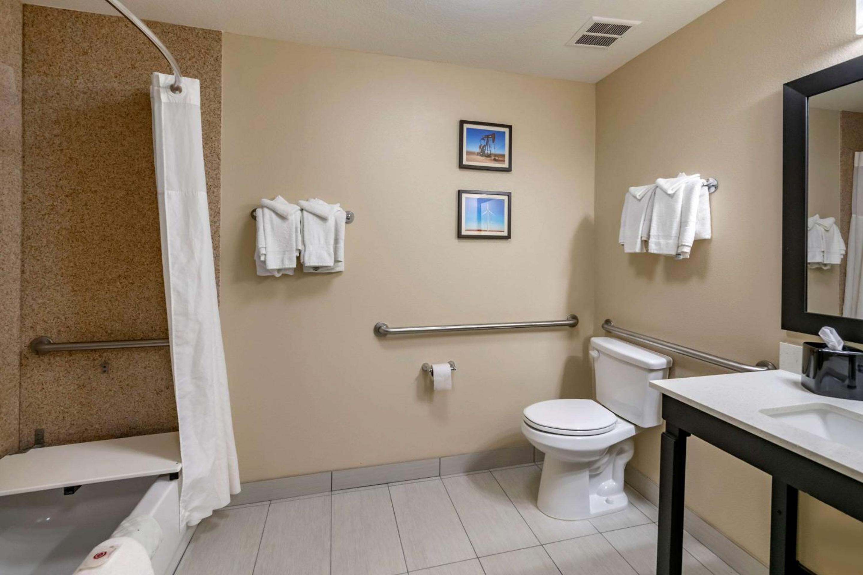 King Suite with Accessible Tub - Accessible/Non-Smoking photo 2