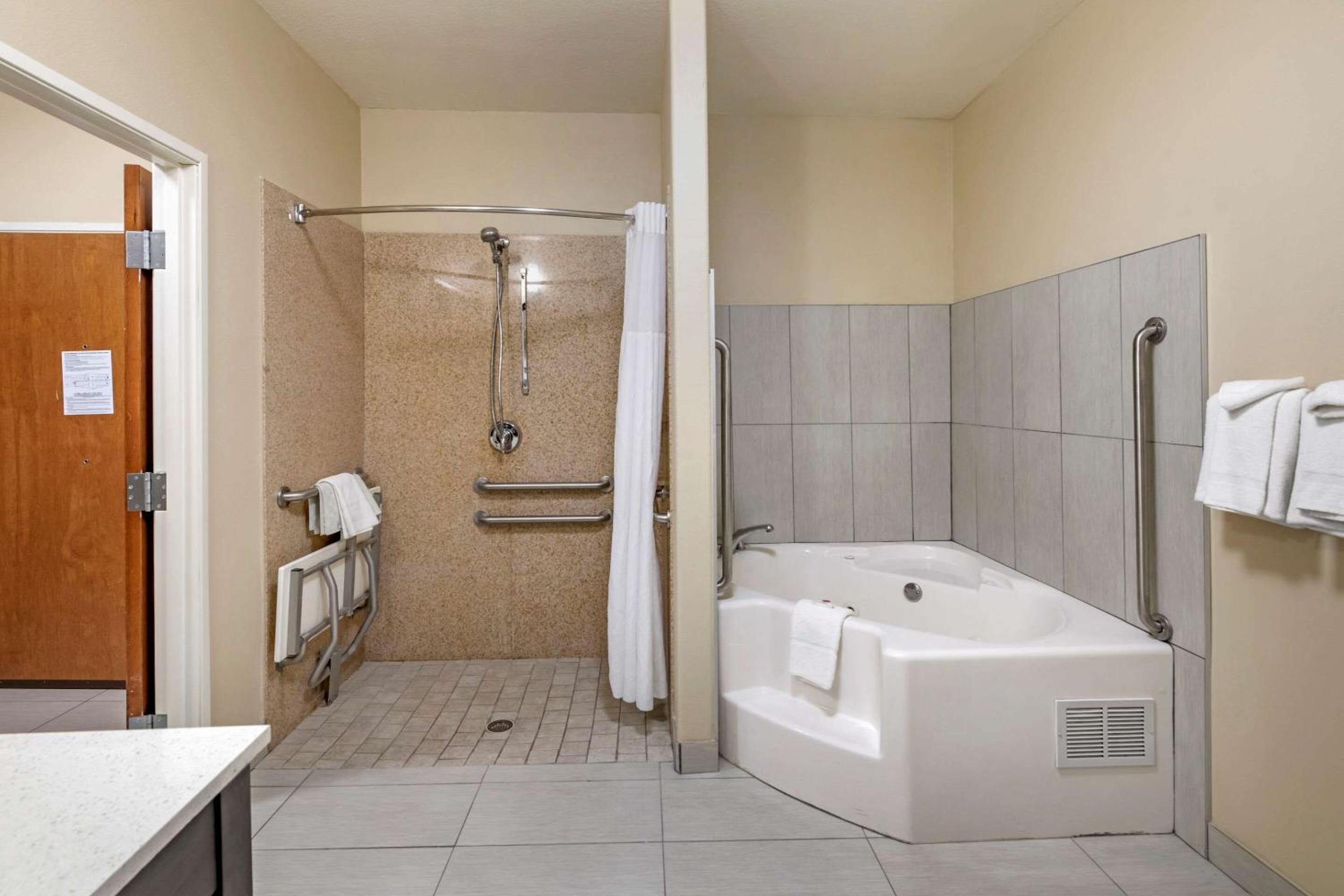 King Suite with Whirlpool Bath - Accessible/Non-Smoking photo 2