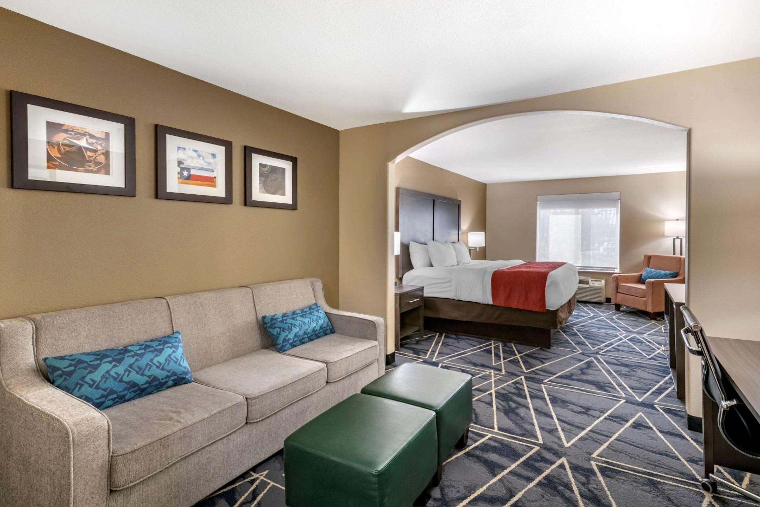 King Suite with Accessible Tub - Accessible/Non-Smoking photo 3