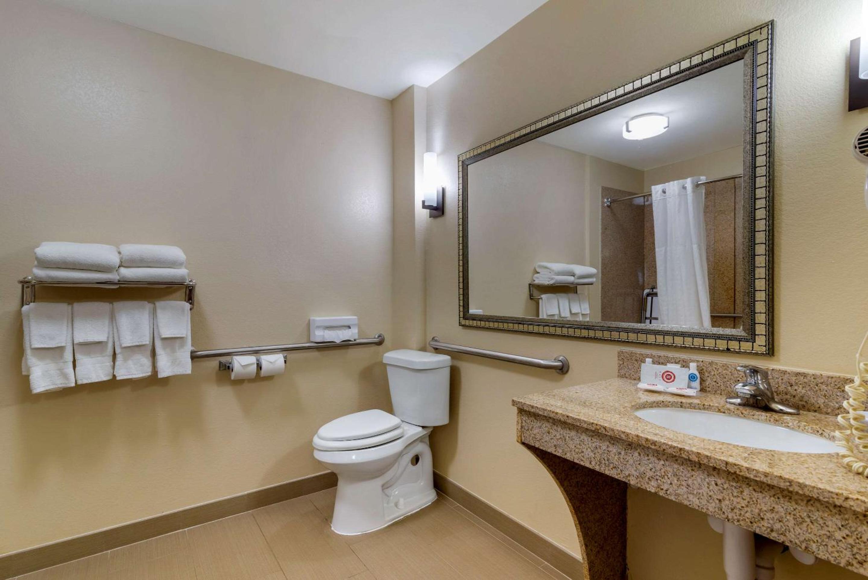 Queen Room with Two Queen Beds - Accessible/Non-Smoking  - Photo 2
