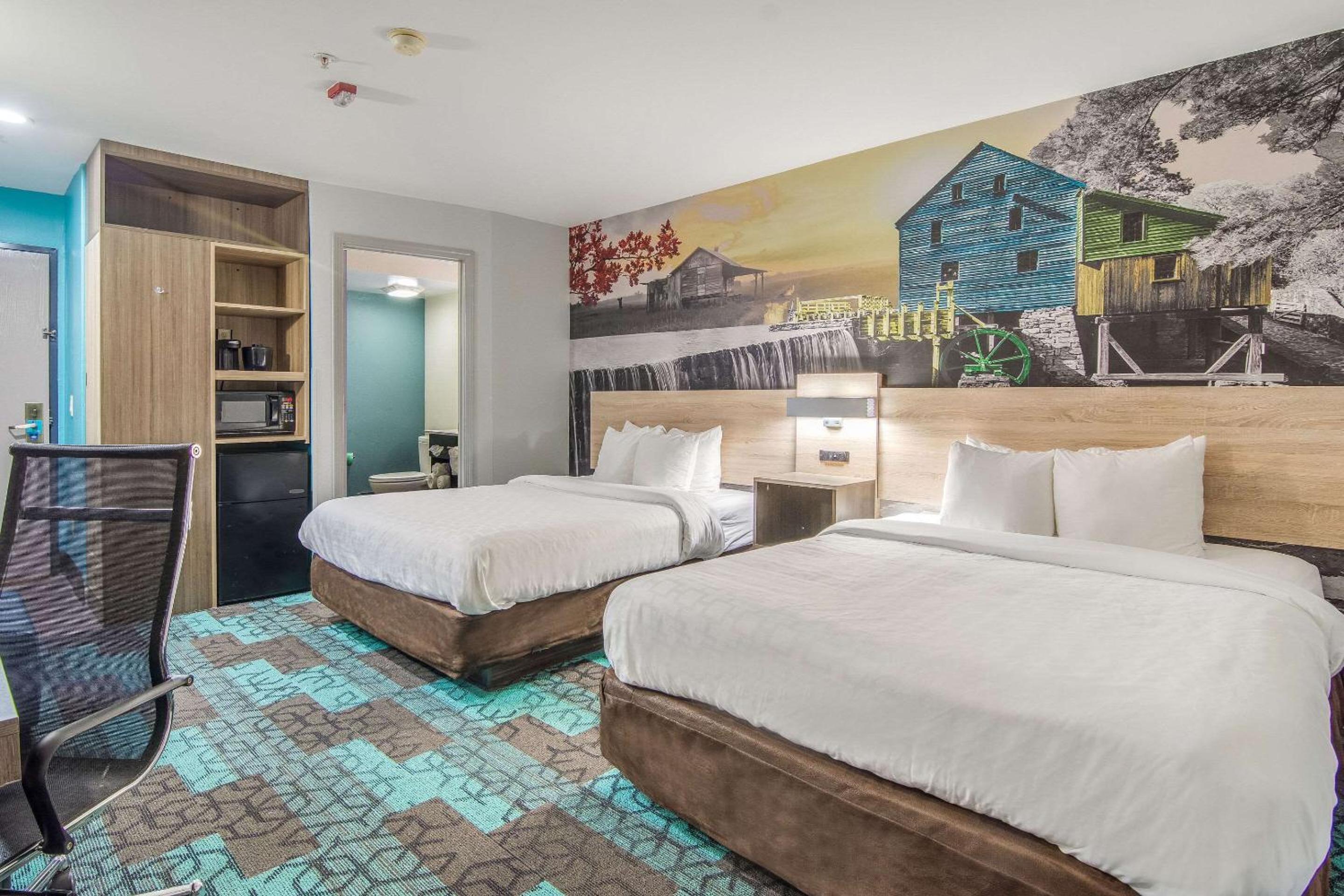 Standard Queen Room with Two Queen Beds - Non-Smoking - Photo 4