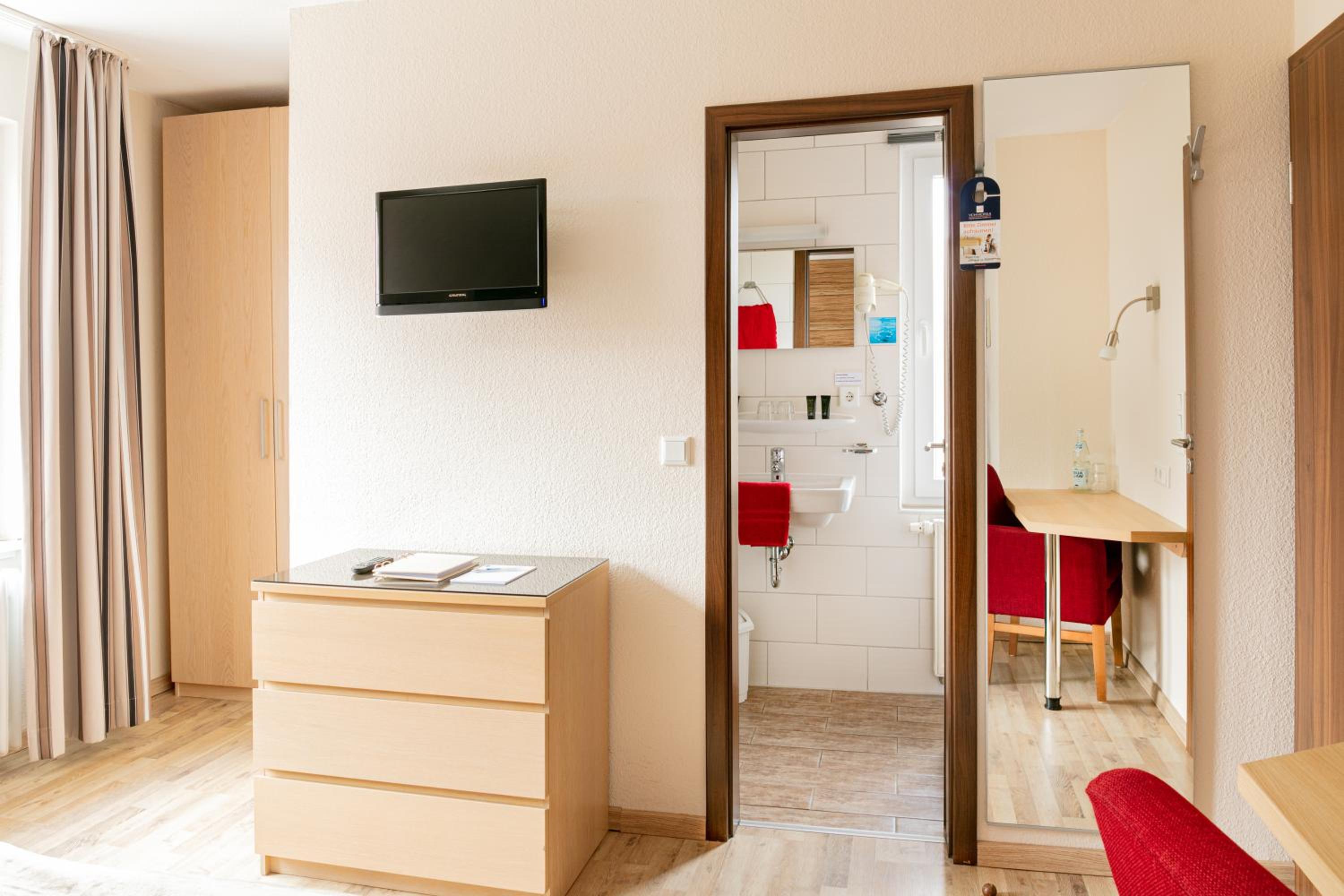 Standard Double Room - Photo 9