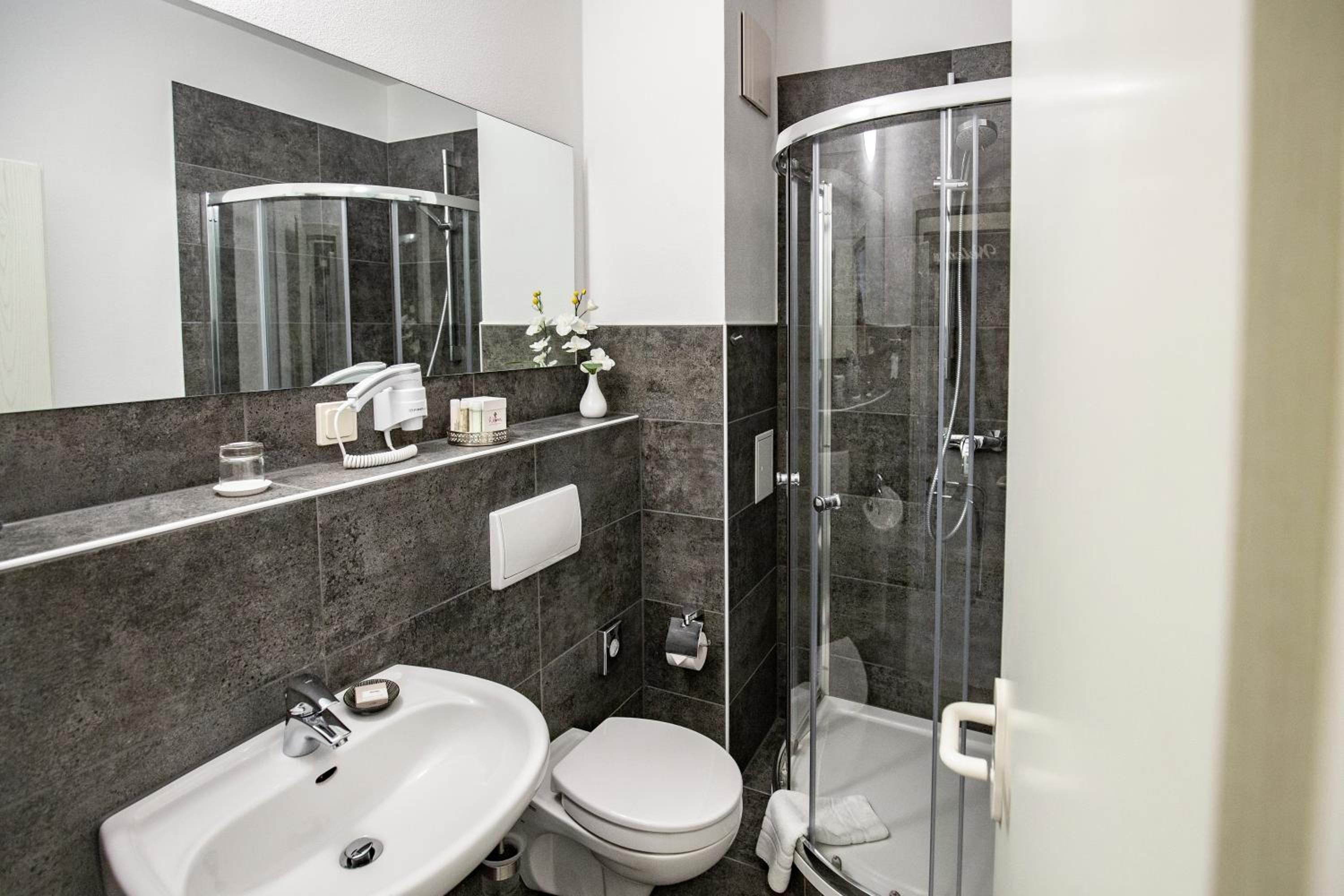 Standard Single Room with Shower photo 2