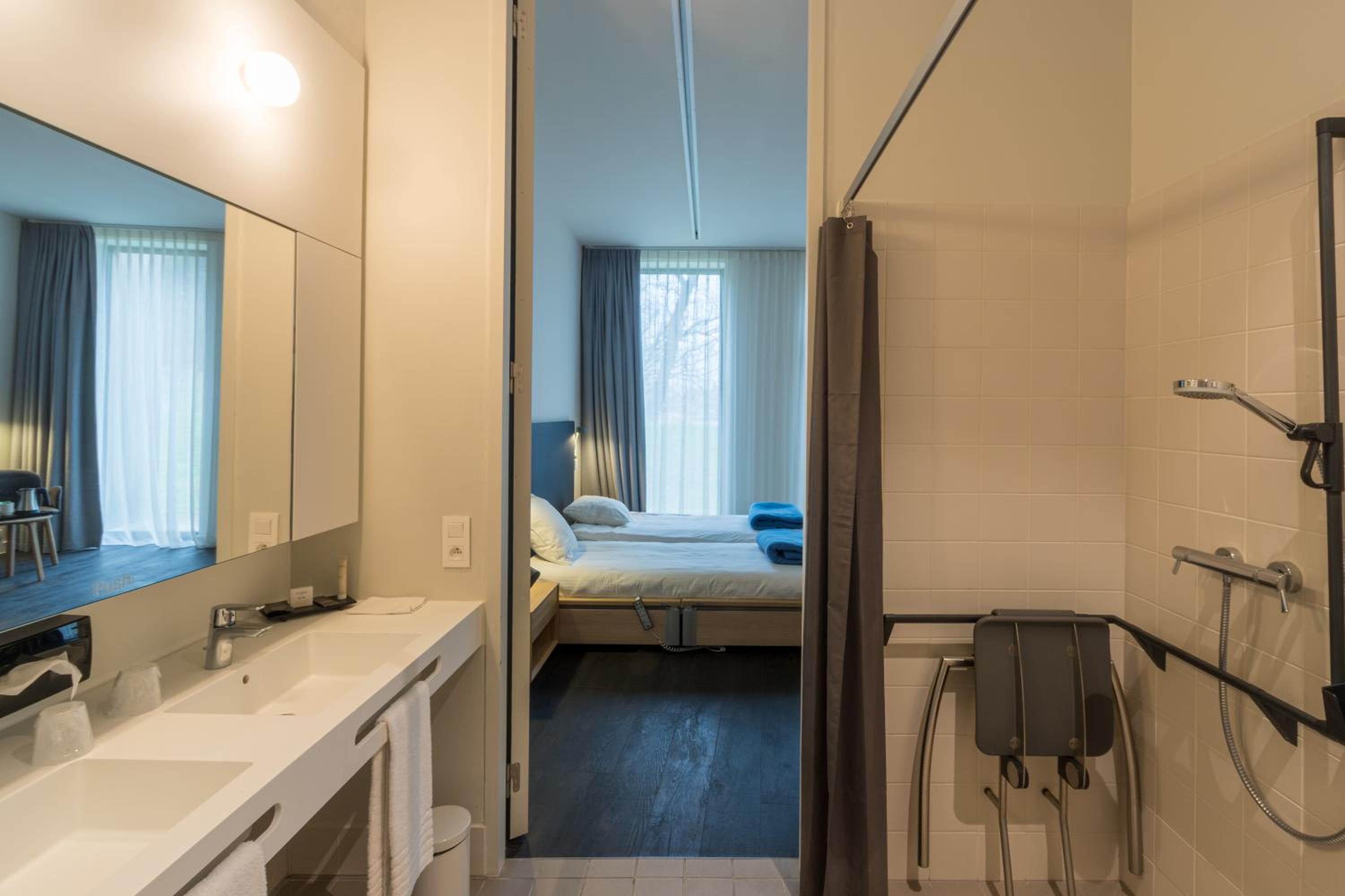 Twin Room - Disability Access photo 3