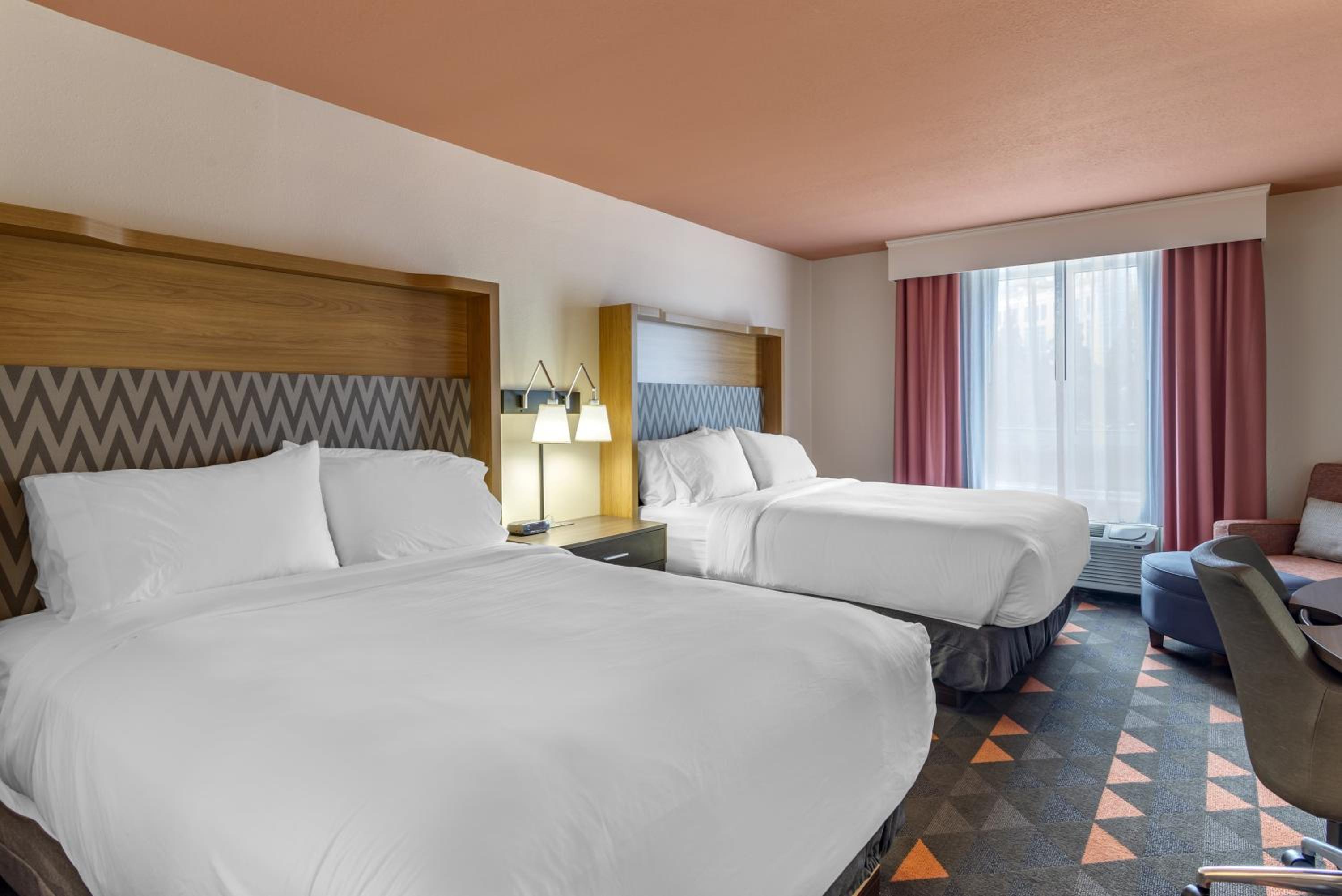 Standard Room with Two Queen Beds - Photo 8