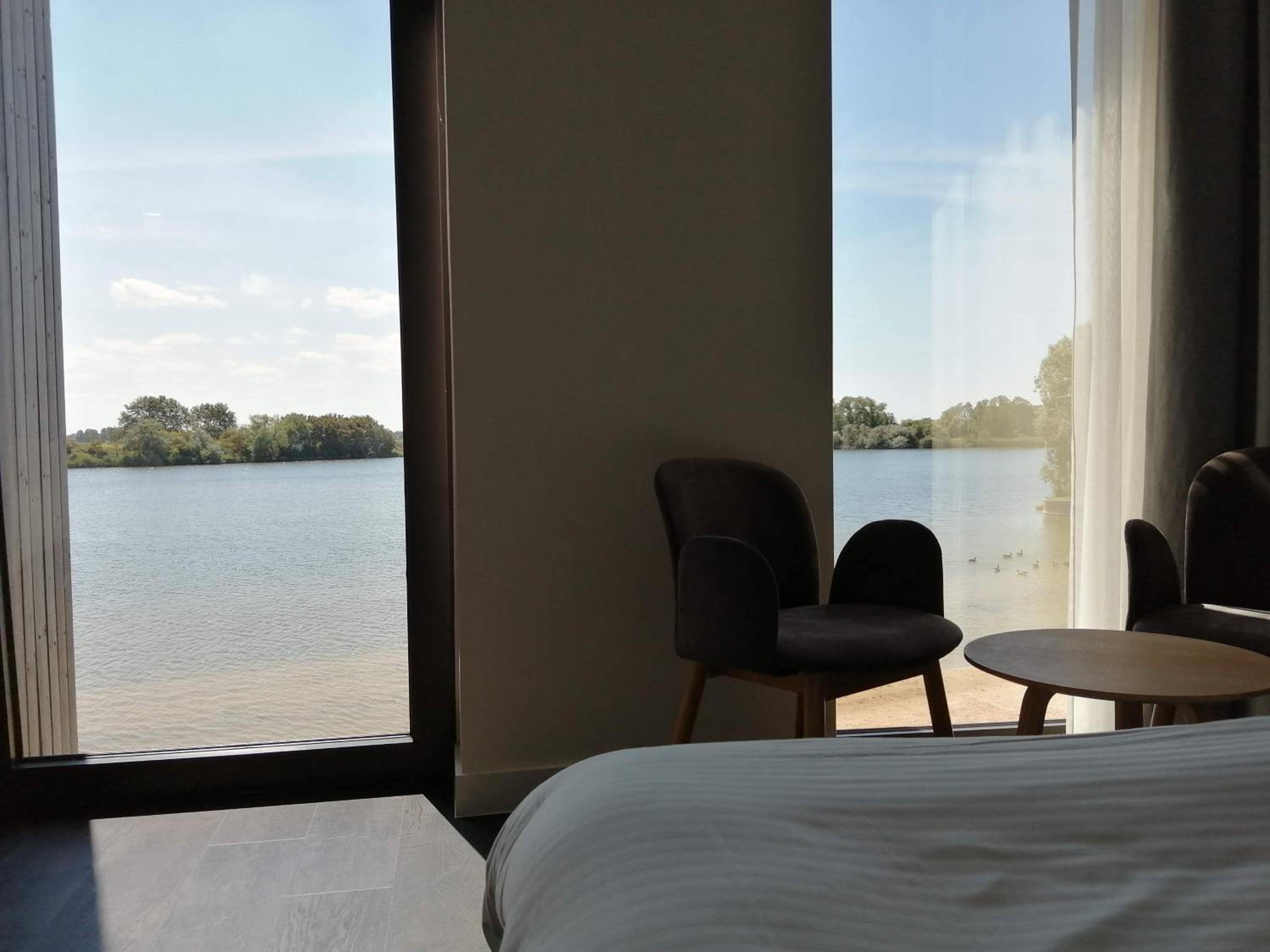 Twin Room with Lake View - Photo 2