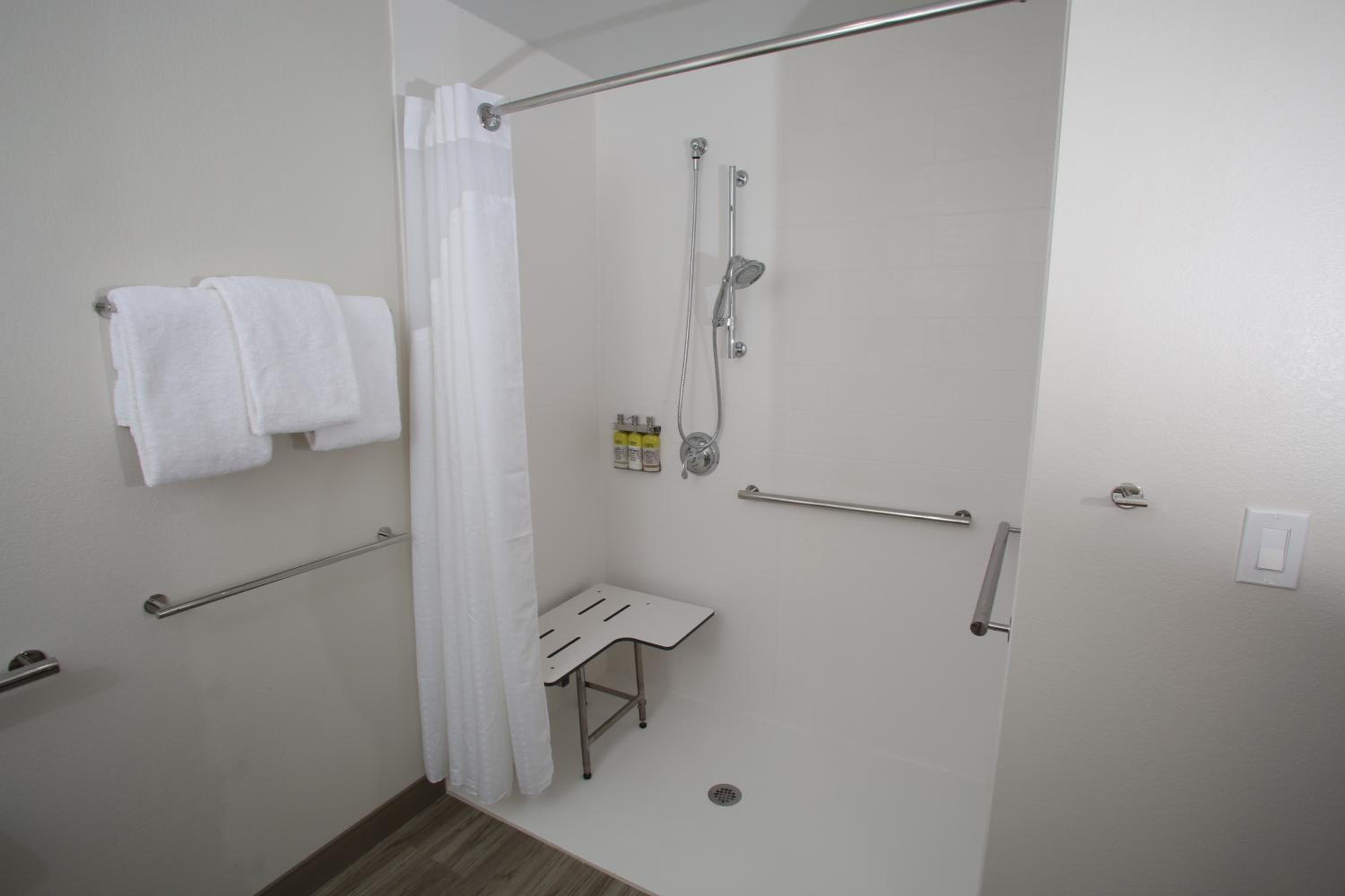 Deluxe King Room - Hearing Accessible  - Photo 5