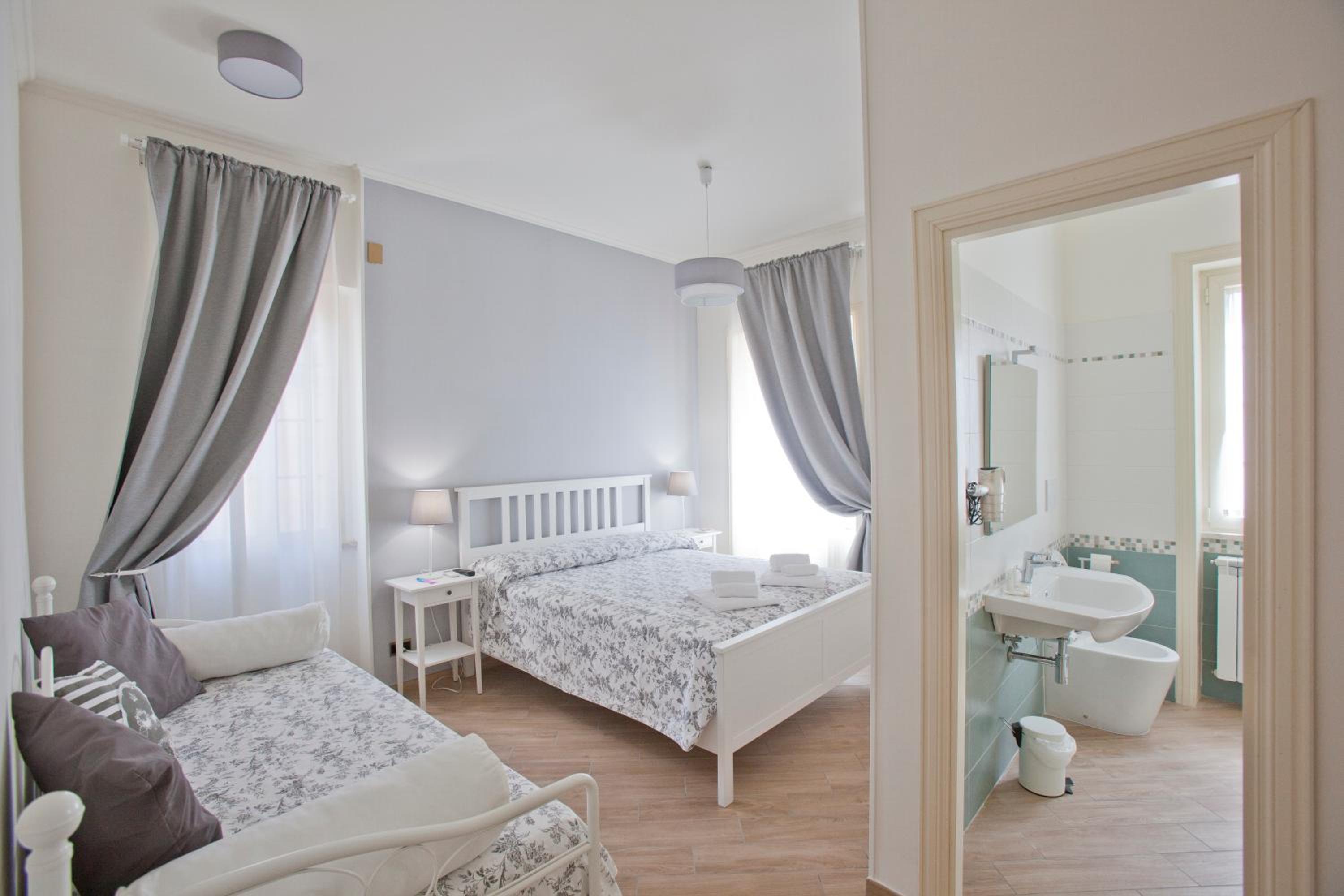 Double Room with Private Bathroom - Photo 7