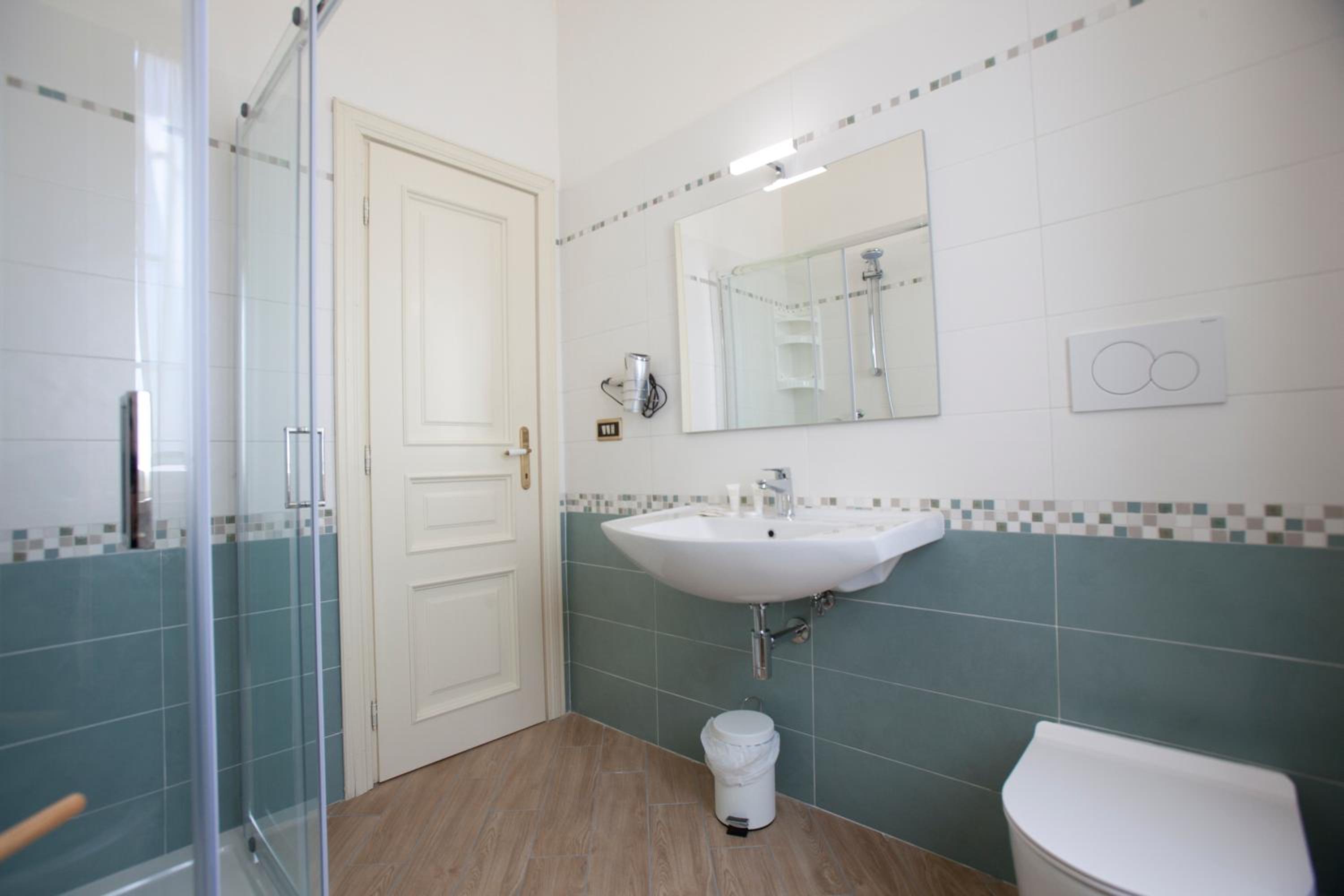 Double Room with Private Bathroom - Photo 4