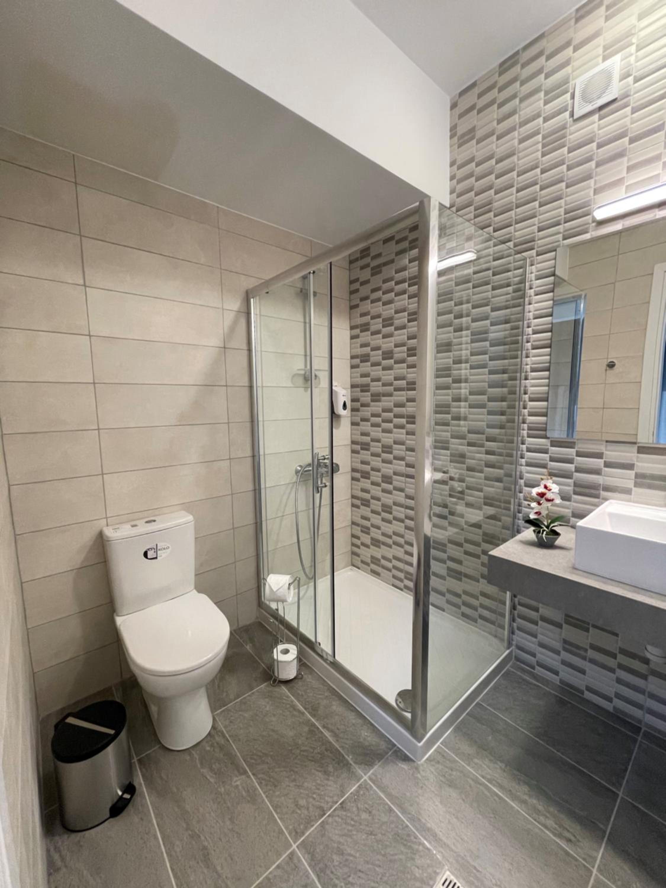 Double Room with Balcony - Photo 6