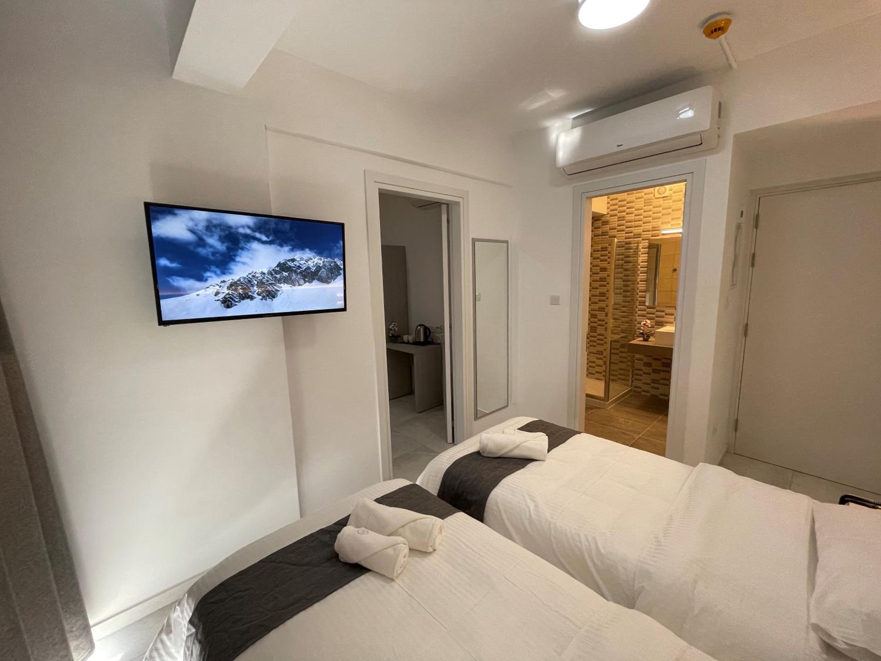 Double Room with Balcony - Photo 3