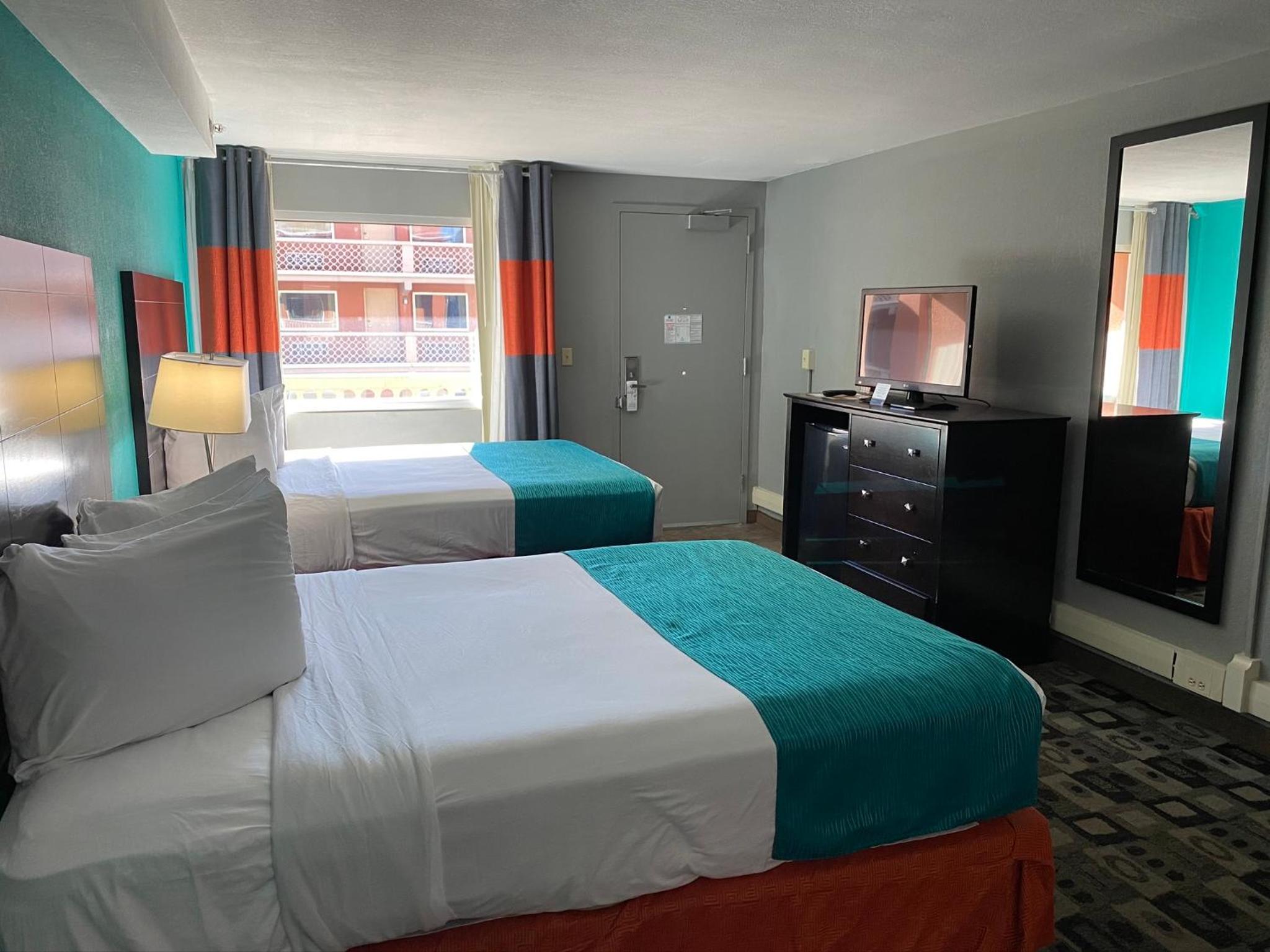 Queen Room with Two Queen Beds - Non-Smoking photo 2