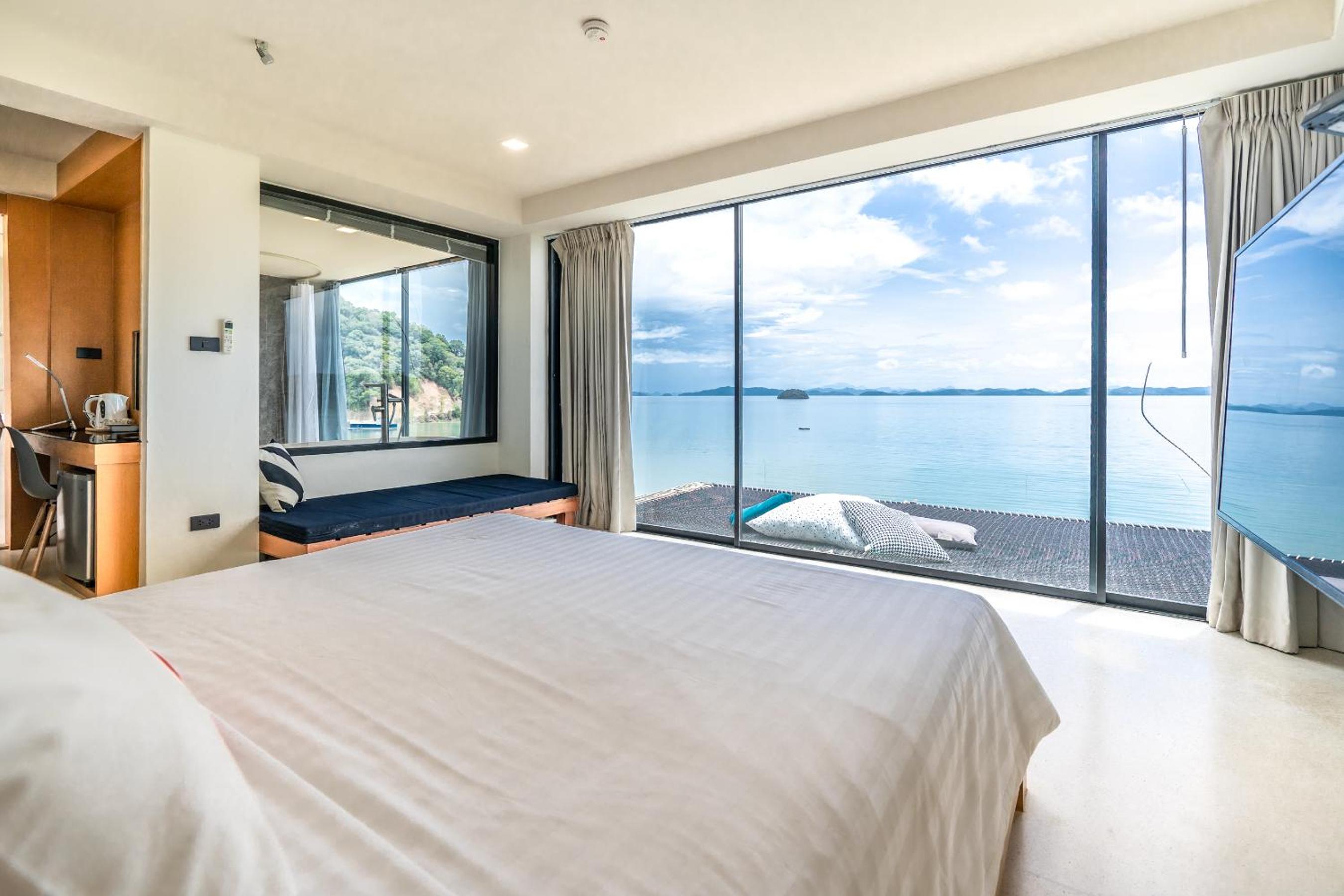 Deluxe Double Room with Sea View photo 3